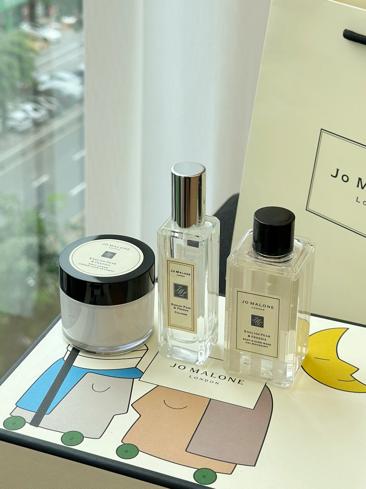 NO:810176,After taking a shower and applying moisturizing cream, the bed was filled with this sweet fruity fragrance mixed with a slightly tipsy feeling. When I woke up the next day, there was still a light aftertaste on my body, and even my clothes had their own scent buff. It was so healing!  The quality of the shower gel is also good. It lathers delicately and doesn’t feel slippery after rinsing!  The cream spreads smoothly and is not drying out when used in autumn and winter. It is wrapped in a good smell from head to toe, which makes you feel happy!  Just placing it in the bathroom, looking at the simple and high-end bottle, makes me feel better~, toiletries, perfumes19860909洗完澡涂完润肤乳霜,被窝里都是这种甜甜的果香混着点微醺感,第二天起来身上还带着淡淡的余韵,连穿衣服都自带香气buff,简直不要太治愈！ 质地肯定也没得说,沐浴露起泡细腻,冲完不假滑！乳霜抹开润润的,秋冬用也不怕干燥,从头到脚都被好闻的味道包裹着,这幸福感直接拉满好吗！光是摆在浴室里,看着那简约高级的瓶子,心情都变好了～,洗护用品香水,accessory