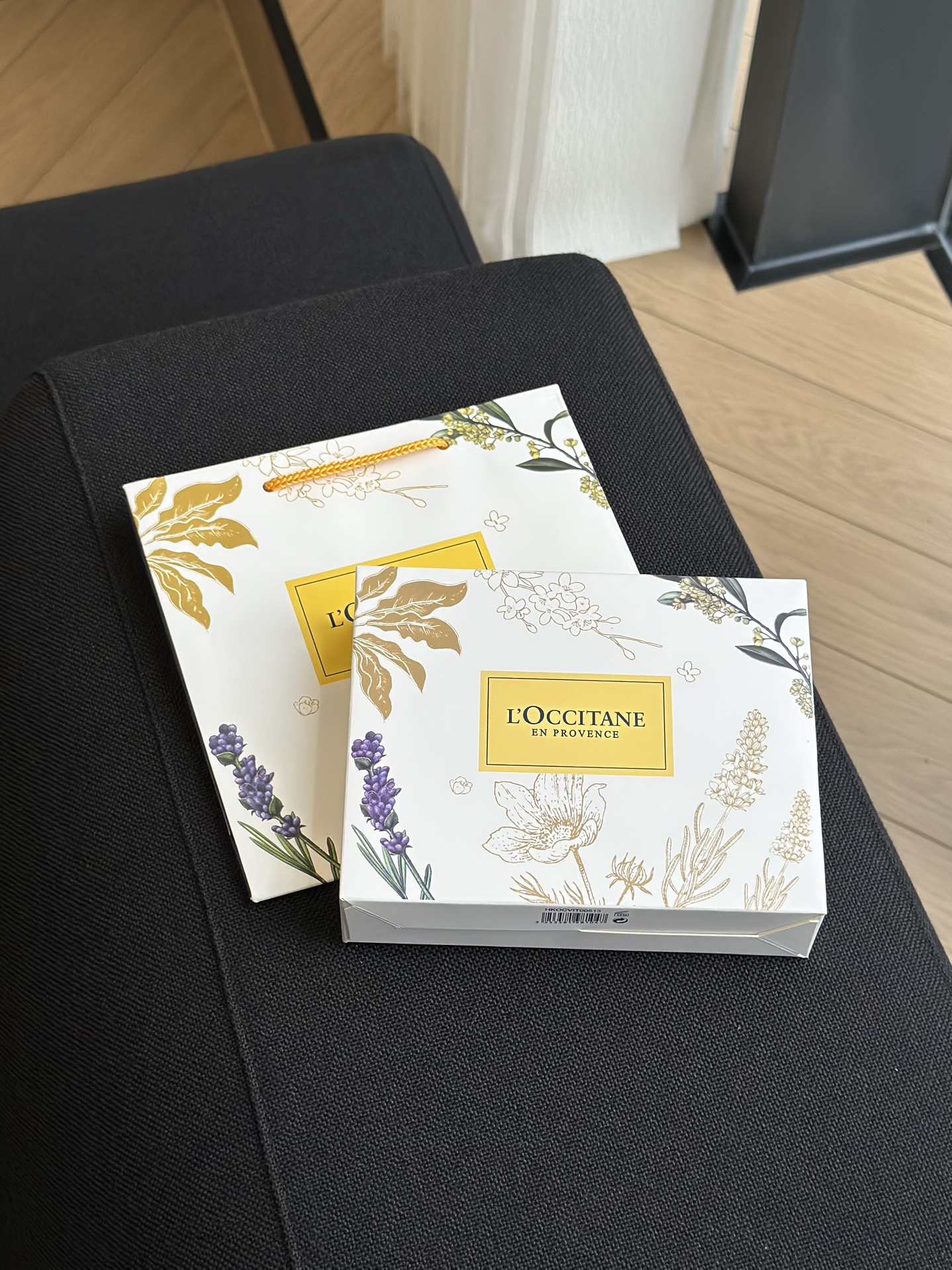NO:879364,Look at the packaging!  !  This L'Occitane hand cream gift box directly welds 'decent' and 'intention' together!  The outer box is L'Occitane's classic exquisite design. It is a gentle milky white packaging with flowers. It feels very textured when held in the hand. It is super classy without additional packaging. It is not a shame to give it to teachers, best friends, girlfriends, or elders!  !  , hand cream19860909看包装！！ 这套欧舒丹护手霜礼盒直接把“体面”和“心意”焊在一起！外盒是欧舒丹经典的精致设计,是温柔奶白带着花卉的包装,拿在手里就很有质感,不用额外包装都超显档次,送老师、送闺蜜、送女朋友、送长辈都不丢面！！,护手霜,accessory
