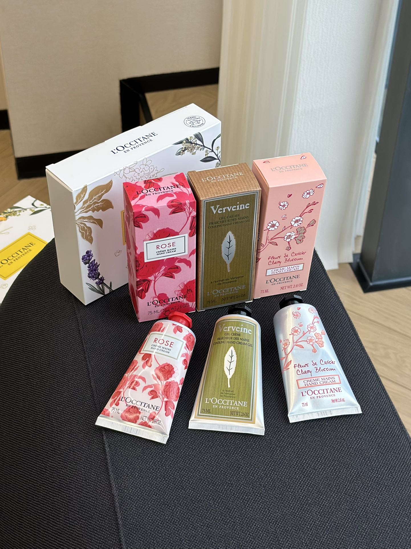 NO:879360,Open the gift box and get a surprise!  !  !  Three popular fragrances are neatly arranged, each with a clear brand logo printed on it, full of details. The 75ml capacity is just right. It is not too small to be perfunctory, nor is it too big to carry. It is super convenient for teachers to put it on their desks for use at any time, or for gift recipients to put it in their bags for re-applying!  , hand cream19860909打开礼盒一整个惊喜！！！ 三支热门香型整整齐齐排列,每支都印着清晰的品牌标识,细节感拉满.75ml的容量刚刚好,既不会因为太小显得敷衍,也不会因为太大不好携带,不管是让老师放在办公桌上随时用,还是让收礼人揣进包里补涂,都超方便！,护手霜,accessory