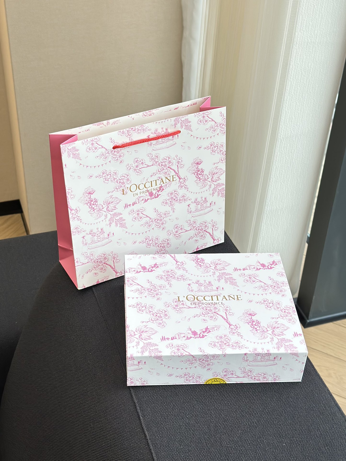 NO:810619,Let me start with these three-piece sets, all of which are hard currency that can be used daily!  Squeeze a little more shower gel, and the bathroom will turn into a cherry blossom garden. The sweet fruity fragrance is mixed with the soft floral fragrance. Taking a bath is like soaking in a honey pot. After washing, your body will be smooth and fragrant, and you don't even need perfume!  !  The body lotion is even more amazing, its texture is like melted ice cream, it melts as soon as you apply it, it is absorbed incredibly quickly, and it doesn’t stick to your pajamas or quilt at all!  The next day after applying it, I still had a faint scent of green cherry blossoms on my body. When I touched it with my hands, I felt that my skin was so tender that I could squeeze out water. It immediately locked up dry skin in autumn and winter!  Not to mention the hand cream, L’Occitane’s specialty!  Keep it in your bag and apply it anytime, anywhere. No matter how dry or rough your hands are, it will immediately become soft after application, and even the nail seams will be moisturized. The key fragrance is a set with shower gel and body lotion. It has a unified sweet fragrance from head to toe, and it will instantly fill you with a sense of sophistication!  , toiletries19860909先说这三件套,全是日常能用得上的硬通货！沐浴露挤一点,浴室直接变青提樱花园,甜丝丝的果香混着软乎乎的花香,洗个澡跟泡在蜜罐里似的,洗完身上又滑又香,连香水都省了！！ 身体乳更是绝,质地像融化的冰淇淋,一抹就化,吸收快到离谱,完全不黏睡衣、不沾被子！涂完第二天身上还带着淡淡的青提樱香,抬手摸自己都觉得皮肤嫩到能掐出水,秋冬干皮直接锁死！ 护手霜更不用夸,欧舒丹家的老本行！揣包里随时随地涂,手再干再糙,涂完立马变柔软,连指甲缝都透着水润,关键香味跟沐浴露、身体乳搭成一套,从头到脚都是统一的甜香,精致感直接拉满！,洗护用品,accessory