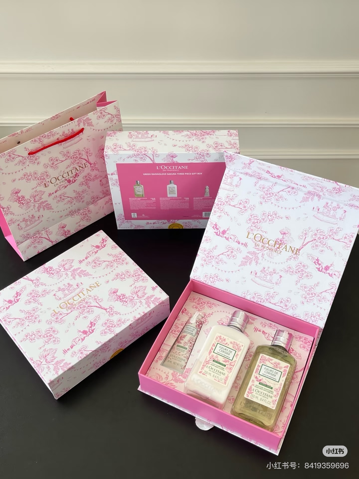 NO:810613,This set retains the sweetness of cherry blossoms, and adds the freshness of apples and green grapes. It is like a girl in green who breaks into the flower field, full of agility~ The sweet and juicy green grapes and romantic half-ripe cherry blossoms collide with the spring green cherry fruit fragrance, as if the spring of Southern France has been directly moved into the bathroom!  !  !  rush!  rush!  rush!  !  , toiletries19860909这套保留了樱花的清甜,又多了苹果和青葡萄的清新感,仿佛一个闯入花田中的绿衣少女,灵动十足~ 清甜多汁的青提与浪漫半熟樱花,碰撞出春日绿意樱果香调,仿佛把南法的春天直接搬进了浴室！！！ 冲！冲！冲！！,洗护用品,accessory
