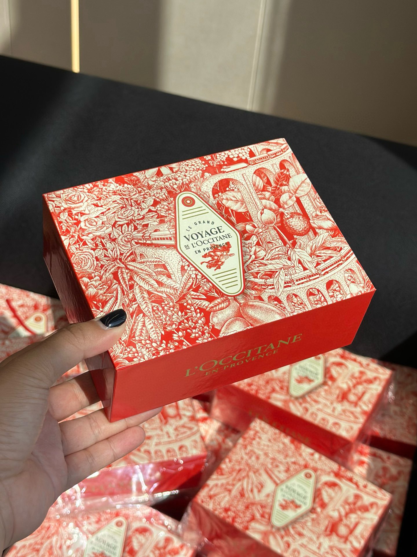 Set de ocho cremas de manos de L'Occitane, versión lichi.
