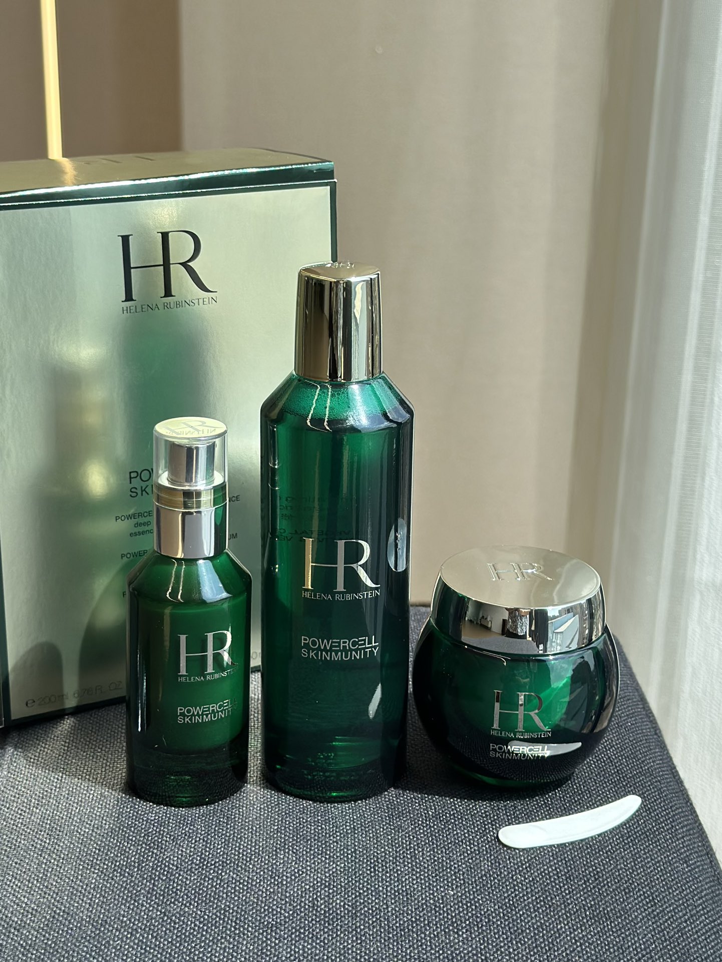 NO:894482,The three most popular items of Green Aquarius are all here!  It focuses on repairing and anti-aging at the same time. It is not a dream to insist on using 'freezing age'. The triple anti-aging mechanism promotes cell regeneration and repair and resists free radicals. Highly recommended essence 200ml, green bottle essence 50ml, youth cream 50ml, skin care products19860909绿宝瓶最火的三个单品全在这了！ 主打修复抗老同步走,坚持用'冻龄'不是梦,三重抗老机制促进细胞新生、修复,抵御自由基.强烈推荐 精粹液200ml 绿宝瓶精华 50ml 青春乳霜50ml,护肤品,accessory