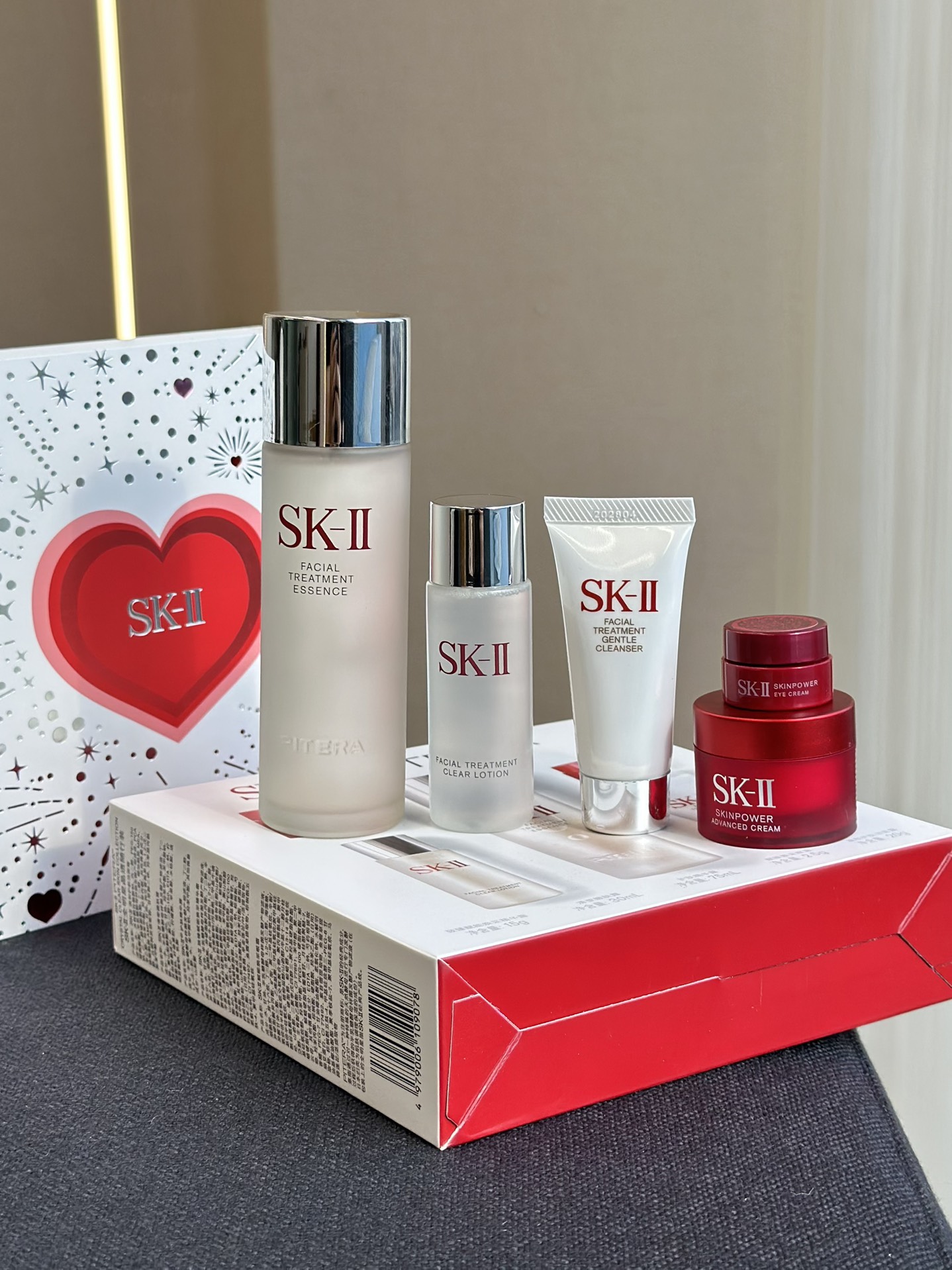 NO:810530,With this set in your bag, you don’t need to bring anything extra when traveling, from cleaning to skin care, you can get it all in one package!  The key is the duty-free price, my dear friends, it’s a lot cheaper than at the counters. It would be a shame not to stock up!  If you are too slow, hurry up!  !  !  , skin care products19860909这一套揣包里,出差旅行啥都不用额外带,从清洁到护肤一条龙搞定！关键是免税价啊家人们,比专柜便宜一大截,不囤简直对不起自己的脸！手慢无,赶紧冲！！！,护肤品,accessory