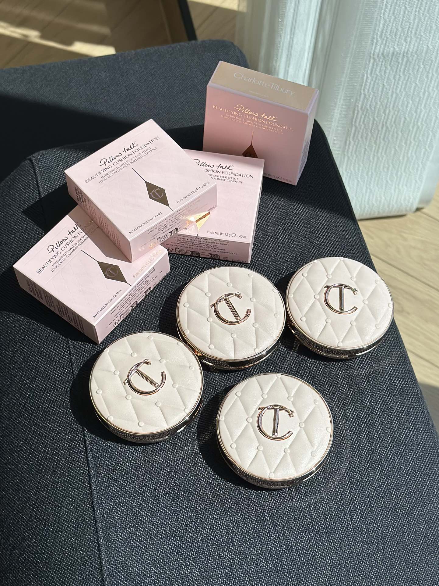 NO:810543,Zhao Lusi's same model 'CT Pillow Talk Cushion' has a good-looking appearance, moisturizes without sticking, and has online concealer power. This air cushion really welds 'beauty and strength' to the body!  !  !  The powder box has its own soft light, and it feels like a delicate little gift box when you hold it in your hand. When you touch up your makeup, you can easily take it out to show your taste, and your appearance will be ruined!  !  !  ,makeup19860909赵露思同款「CT枕边话气垫」 高颜值颜值党冲 润养不卡粉 遮瑕力在线 这款气垫真的把“美貌与实力”焊在身上！！！ 粉盒自带柔光感,拿在手里像揣了块精致小礼盒,补妆时随手掏出来都超显品味,颜值党直接沦陷！！！,彩妆,accessory