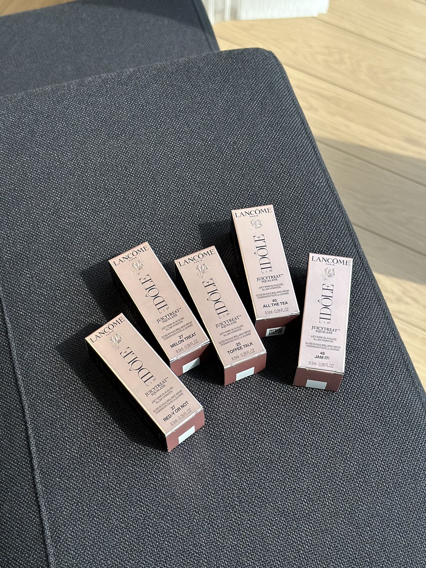 NO:810582,Sisters!  Look, Lancôme’s new product is here!  !  !  I am really obsessed with Lancôme's 'It's Me' Lip Plumping Essence Mirror Lip Glaze!  !  !  Big new product, 8.5ml specification, great value for money!  !  !  !  Take a look at the packaging first!  !  !  , lipstick. lip glaze. lipstick19860909姐妹们！看过来兰蔻新品来啦！！！ 真的是被兰蔻「是我」爆汁丰唇蜜精华镜面唇釉圈粉到不行！！！重磅新品,8.5ml的规格,性价比直接拉满！！！！ 先看包装！！！,口红.唇釉.唇膏,accessory