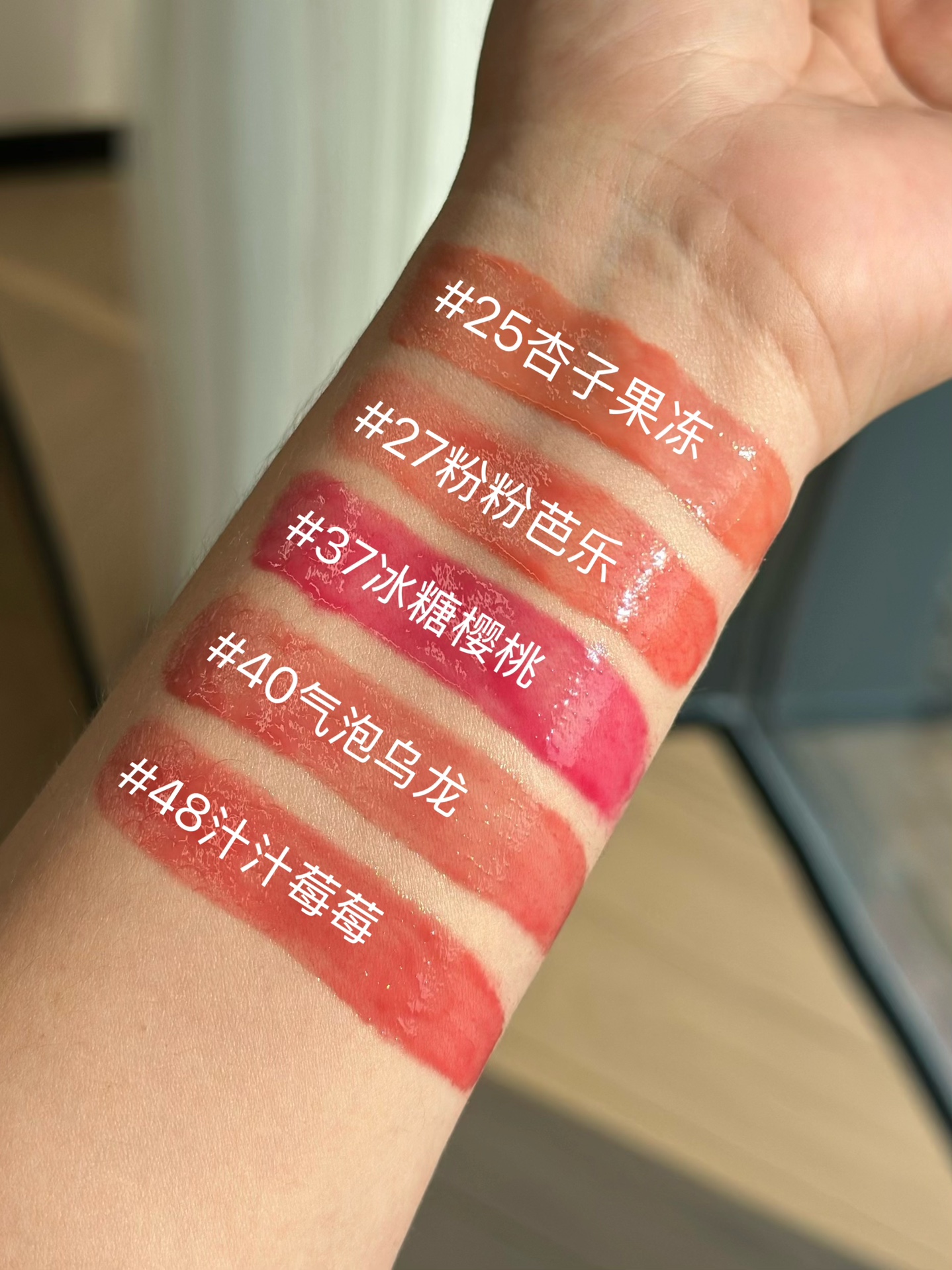 NO:810596,I specially took real photos to test the colors under natural light for everyone to see!  !  !  Lancôme's 'It's Me' lip gloss series, the colors are really amazing!  The mirror-like luster under the sun is like a layer of clear glass, and the moisturizing effect of the lip gloss essence is more obvious. The lips look tender and plump~ Every color looks good!  !  !  , lipstick. lip glaze. lipstick19860909特意在自然光下实拍试色给大家看！！！ 兰蔻「是我」这系列唇釉,颜色真的更绝了！阳光底下那层镜面光泽像镀了层清透的琉璃,丰唇蜜精华的水润感也更明显,嘴唇看着又嫩又饱满～ 每个颜色都好好好好好好看！！！,口红.唇釉.唇膏,accessory