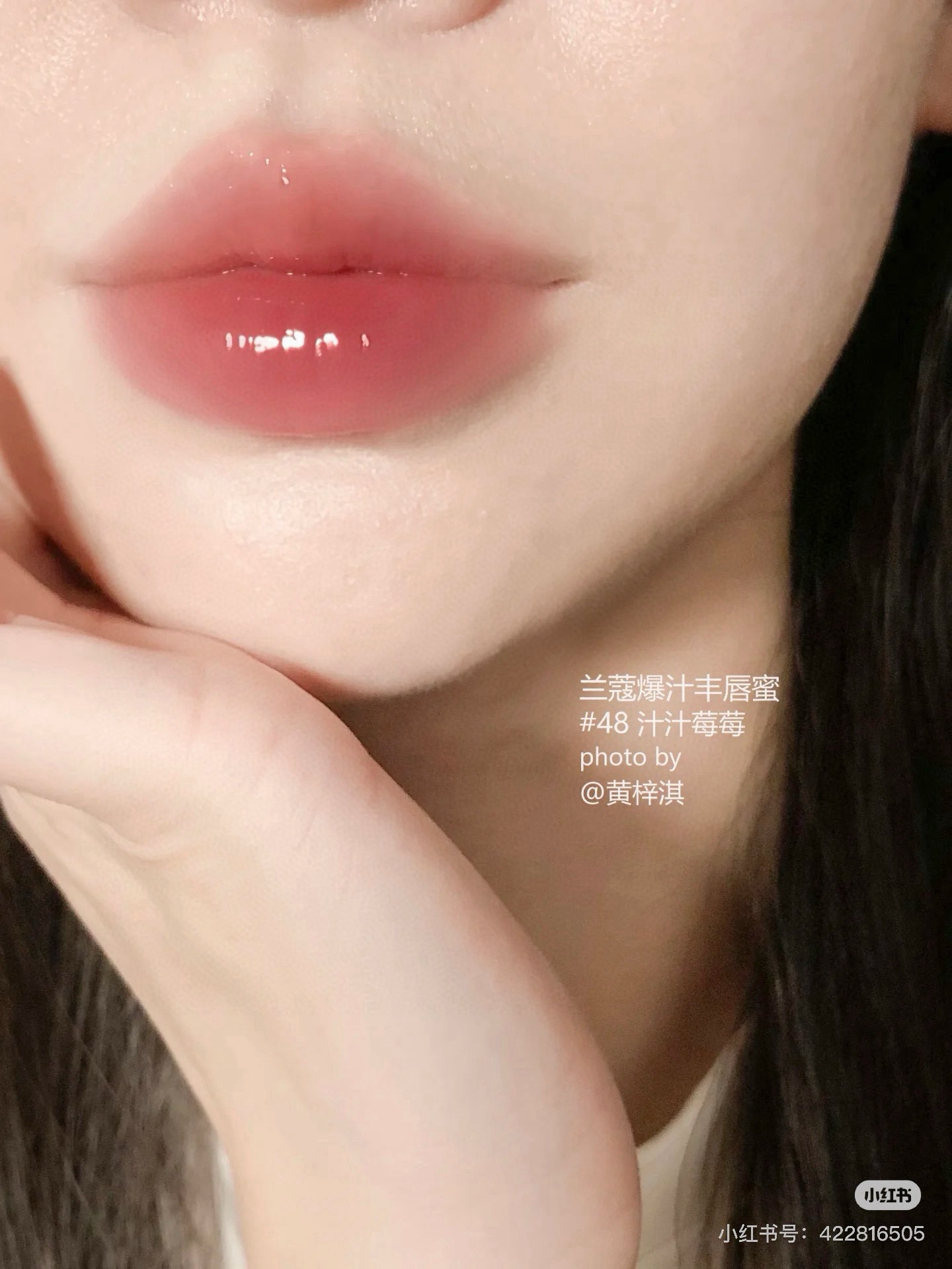 NO:810589,In addition to being incredibly beautiful, this lip gloss is also very practical!  !  !  Sisters with dry lips don’t have to worry at all. It contains lip plumping essence, and it has a moist filmy feel on the lips. It is not a fake oil, but can keep the moisture of the lips. It will not stick to the lips and will not feel dry for half a day. The durability is also better than expected. Drinking milk tea and eating some snacks, the lip color will not fall off all at once, and it can also leave a light base color, so you don’t need to reapply frequently.  Moreover, the brush head is soft and fluffy. Whether it is a thin application to outline the lip shape or a thick application to spread the color, it can be applied evenly. Novices can easily use it without applying out of line. Not only does it look good, but it is also worry-free to use!  The appearance and experience are both online, this wave is really worth it!  !  !  !  Rush!  !  !  , lipstick. lip glaze. lipstick19860909除了美到犯规,这唇釉的“实用性”也很能打！！！ 干唇姐妹完全不用怕,它带丰唇蜜精华,上嘴是润润的膜感,不是那种假滑的油,而是能扒住嘴唇的水润,抿嘴不卡纹,后续半天也不会觉得干.持久度也比想象中好,喝奶茶、吃点小零食,唇色不会一下子掉光,还能留个淡淡的底色,不用频繁补涂. 而且刷头是软乎乎的绒毛款,不管是薄涂勾勒唇形,还是厚涂铺色,都能涂得匀匀的,新手也能轻松上手,不会涂出界.不仅好看,用着还省心！颜值和体验都在线,这波真不亏！！！！快冲！！！,口红.唇釉.唇膏,accessory