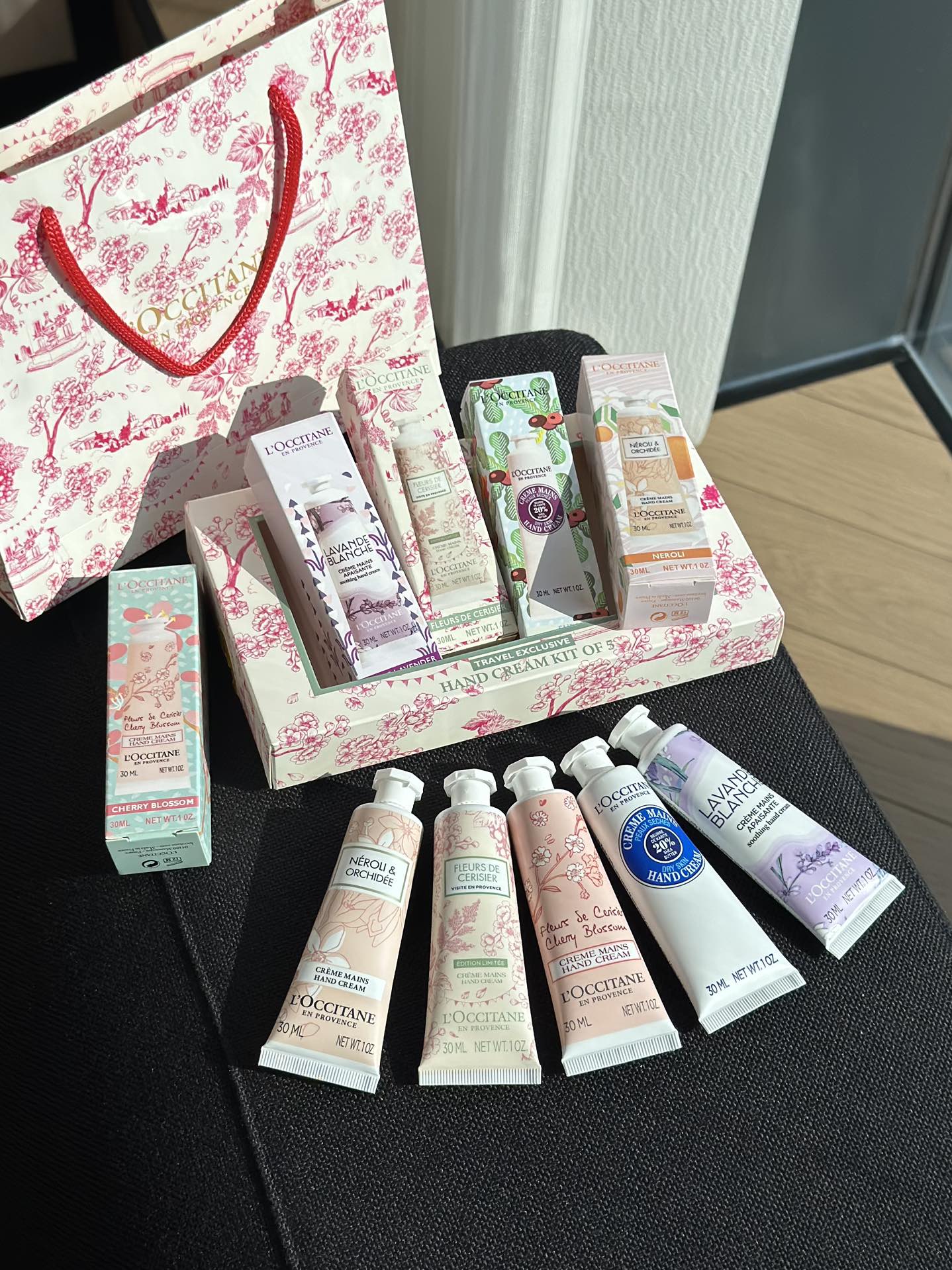 NO:810235,The appearance of the L’Occitane hand cream gift box is simply breathtaking!  !  !  The pattern on the packaging is as beautiful as a dream garden. Just placing the gift box there can instantly attract everyone's attention. It is simply a visual feast!  !  !  And each of the five hand creams has its own unique flavor!  !  !  It’s great value. Each one has its own unique flavor. Using these five hand creams from L’Occitane, you can not only take care of your hands, but you can also choose different scents to please yourself in different moods. Hand Cream19860909欧舒丹护手霜礼盒的外观简直惊艳到令人窒息！！！ 包装上的图案美得如同梦幻花园,这礼盒光摆在那儿,就能瞬间吸引所有人的目光,简直是视觉上的一场盛宴！！！而且五款护手霜的味道都各有千秋！！！超值了 每一款味道都独具特色,使用欧舒丹这五款护手霜,不仅能呵护双手,还能在不同的心情下选择不同的香味来愉悦自己.,护手霜,accessory