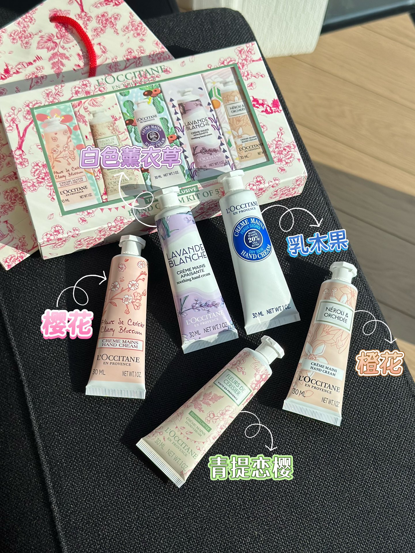 NO:810233,L'Occitane's new hand cream gift box will completely eliminate the gift-giving problem!  !  !  The configuration of 30ml*5 popular fragrances is really exquisite. It is perfect for carrying in your pocket for daily commuting, or giving it to friends to make a complete set!  !  !  The five hand creams have their own unique flavors. The shea flavor is mellow and earthy. The white lavender flavor is elegant and tranquil. The orange blossom flavor is full of vitality. The green cherry blossom flavor is both refreshing and romantic. The cherry blossom flavor is full of girlishness. Hand cream19860909欧舒丹这款护手霜礼盒上新直接把送礼难题连根拔！！！30ml*5支热门香型的配置真的太懂精致党,日常通勤揣兜里补涂、或者送朋友凑成套都完美适配！！！ 五款护手霜味道各有千秋 乳木果味醇厚质朴 白色薰衣草味淡雅宁静 橙花味充满活力 青提恋樱味兼具清爽与浪漫 樱花味则充满少女心,护手霜,accessory