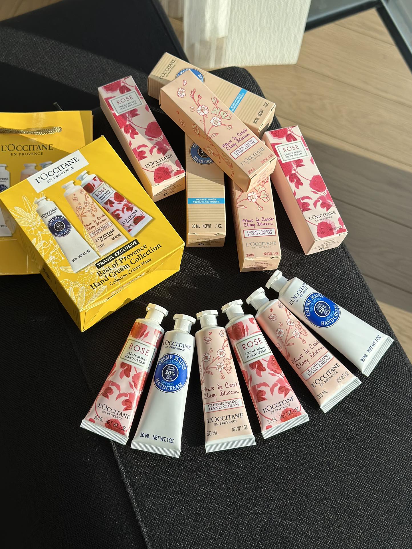 NO:810263,(30ml*6 bottles) Two of each flavor. After applying this one, the same fragrance will be re-applied, so there is no need to panic if your favorite flavor is out of stock!  It’s great for daily reapplying and handy for gifting during holidays. If you miss this limited edition, you really have to wait for a year!  !  !  , hand cream19860909（30ml*6支）每款味道各两支,涂完这支还有同款香续上,根本不用慌喜欢的味道断档！日常补涂有面儿、节日送人拿得出手,这波限定款错过真的要等一年！！！,护手霜,accessory