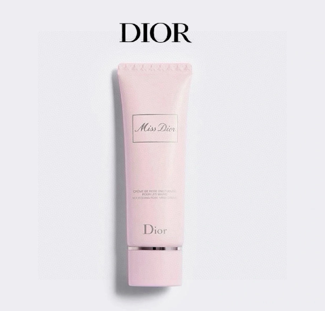 NO:810995,Miss Dior Hand Cream has deep moisturizing and long-lasting moisturizing effects. It can immediately moisturize the skin of the hands and keep it hydrated for a long time. Its light texture is easy to absorb and can penetrate deep into the skin of the hands, giving it the nutrients and protection it needs, effectively improving rough, dry and other skin problems!  !  , toiletries, dior19860909迪奥小姐护手霜,拥有深层滋润与持久保湿 的效果,能够立即滋润手部肌肤,并长时间保持水润状态.其轻盈质地易于吸收,能够深入手部肌肤,给予其所需的营养和保护,有效改善粗糙、干燥等肌肤问题！！,洗护用品,dior,accessory