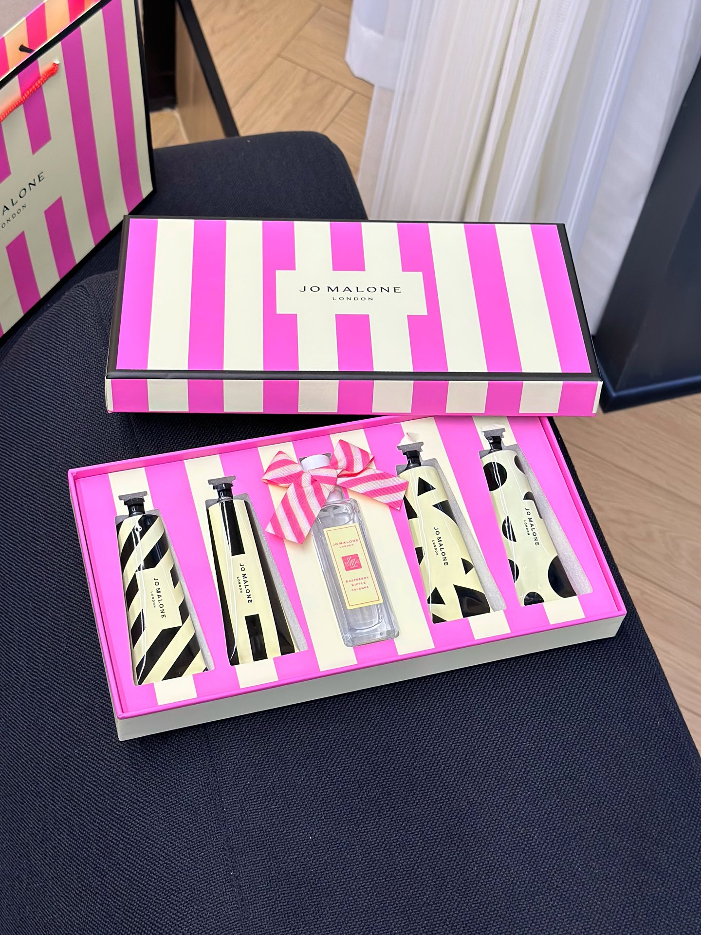 ¡Set de cinco piezas de frambuesa de Jo Malone! Incluye: crema de manos de la fragancia Pera y Alcaravea 30ml, crema de…