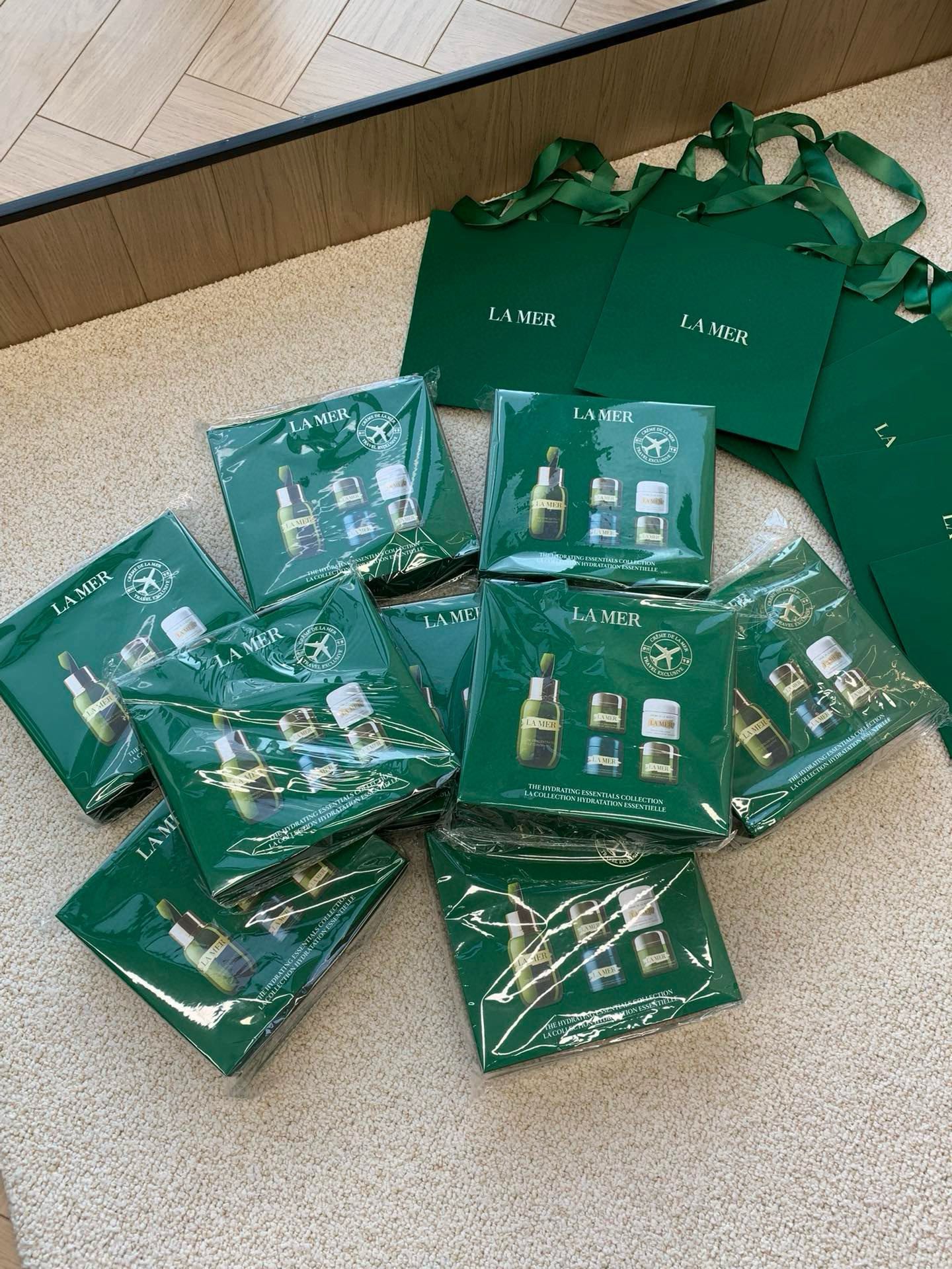 NO:810300,The ceiling in the anti-aging world is here!  !  !  La Mer's all-purpose five-piece skin-healing set, maximizing the repair power!  La Mer skin care series relies on magical active essence to conquer the world!  Treat seasonal sensitivity, fine dry lines, and wrinkles around the eyes in one set!  !  !  , skin care products19860909抗老界天花板来了！！！ 海蓝之谜全能愈颜五件套,修护力直接拉满！ 海蓝之谜护肤系列靠神奇活性精萃打天下！ 换季敏、干细纹、眼周纹,一套全搞定！！！,护肤品,accessory