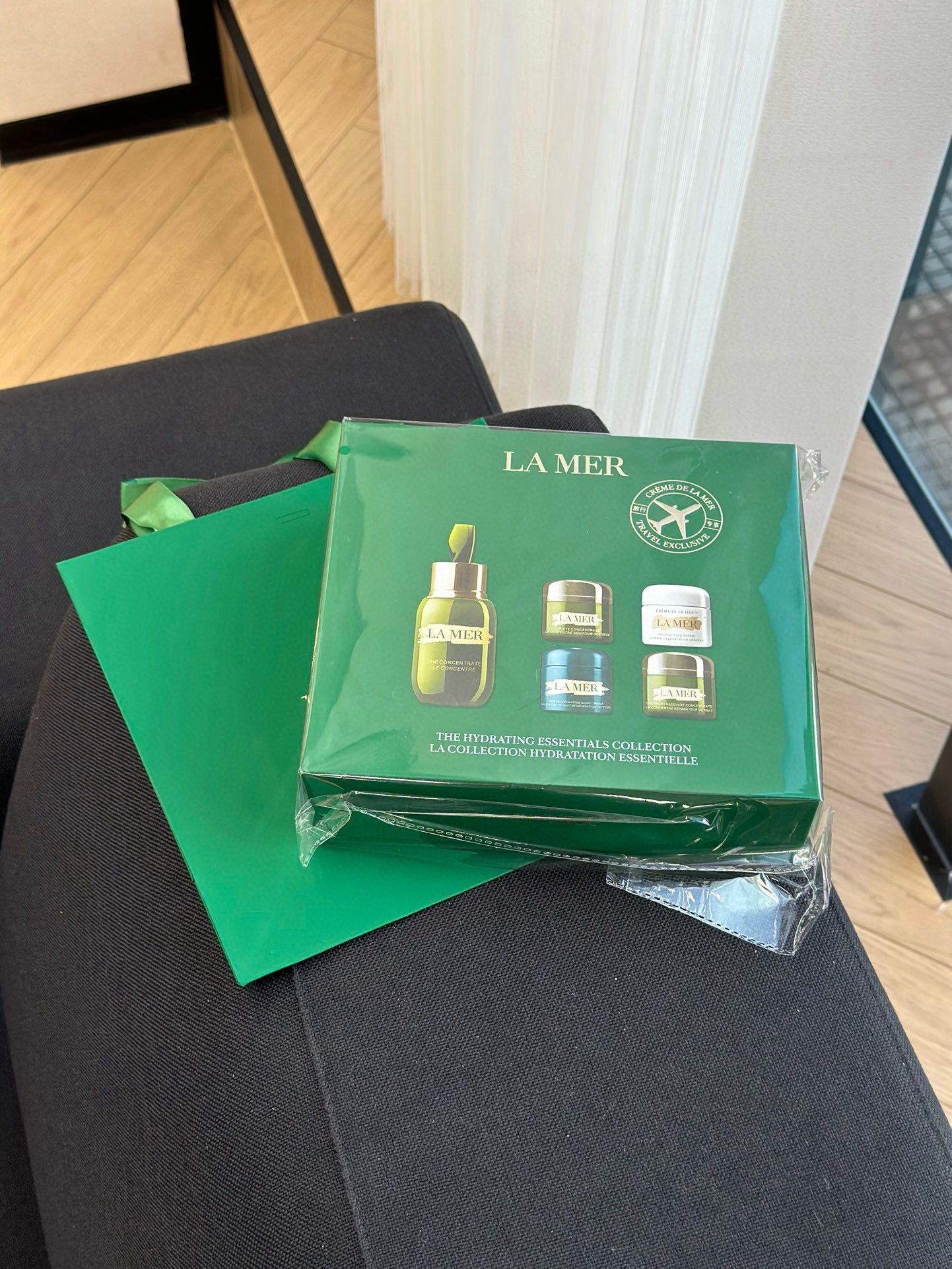 NO:810326,La Mer five-piece set!  15 ml  !  !  The green gift box wins immediately!  Opening it is five 15ml concentrated repair essences to help sensitive skin, classic facial cream to reduce wrinkles and lock in moisture, night cream to anti-aging at night, green eye cream to flatten eye wrinkles, essence cream to repair damaged... Each bottle contains magical active essence, and one set can heal the whole face. Whether it is a gift for a best friend or an elder, if you take this 'lady-level repair gift' out, no one will say 'you are so good at giving'!  !  !  , skin care products19860909海蓝之谜五件套！15ml×5便携装,绿礼盒送礼超显贵,抗老修护全拿捏！！！ 绿礼盒一出手就赢麻了！打开是五款15ml的修护王牌浓缩精华救急敏肌、经典面霜淡纹锁水、晚霜夜间抗老、绿眼霜平眼纹、精华膏修护受损……每一瓶都藏着神奇活性精萃,一套承包全脸愈颜.不管是送闺蜜还是送长辈,这份“贵妇级修护礼”拿出去,谁不说一句“你也太会送了”！！！,护肤品,accessory