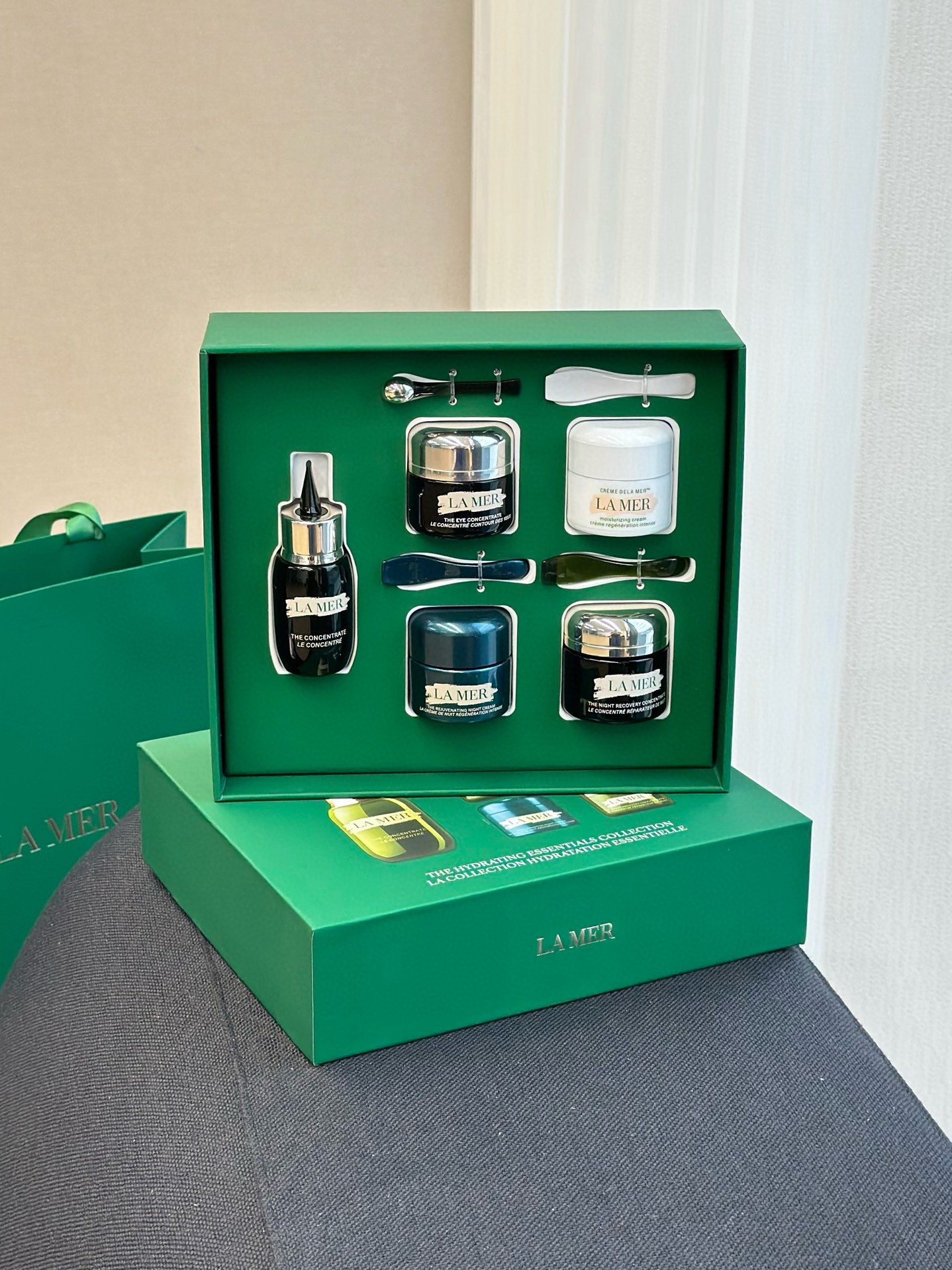 NO:810323,15ml x 5 gold configuration, it can take care of everything from face to eyes, carry it in your bag when traveling or carry it out as a gift, the green gift box will make you look noble as soon as you take it out!  Each bottle contains the ace miraculous active essence Miracle Broth, which repairs the barrier, soothes sensitivity, and deeply nourishes in one step. For seasonal sensitivities, rely on the concentrated essence to save the day. For damaged skin, look for the concentrated repair cream for first aid. For dry lines, leave it to the classic face cream. For anti-aging at night, the Firming and Rejuvenating Night Cream works, and for dry lines around the eyes, rely on the green eye cream!  A set of 'all-round face-healing combination boxing', the effect will be doubled when combined, and the face will be so tender that it will water!  !  !  ,skin care products,gold1986090915ml×5的黄金配置,从脸到眼全照顾,旅行揣包里或送礼拎出门,绿色礼盒一掏就显贵！每瓶都藏着王牌神奇活性精萃Miracle Broth ,修护屏障、舒缓敏感、深层滋养一步到位. 换季敏感靠浓缩精华救场,受损肌找浓缩修护膏急救,干燥细纹交给经典面霜,夜间抗老有紧致焕颜晚霜发力,眼周干纹全靠绿眼霜抹平！一套配齐“全方位愈颜组合拳”,叠加用效果直接翻倍,脸蛋子嫩到掐出水！！！,护肤品,gold,accessory