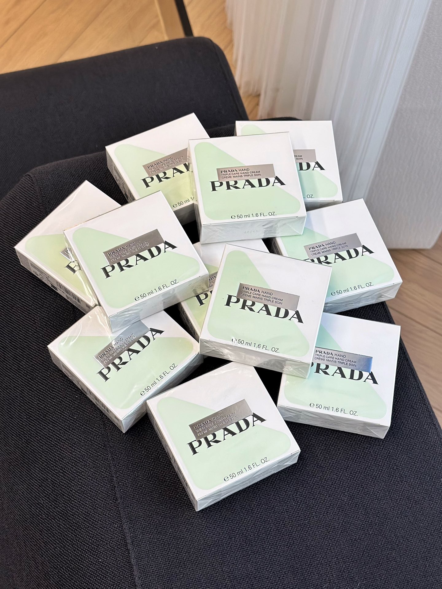NO:810458,Take a look at the packaging first!  !  !  Super fresh green!  So eye-catching!  !  !  This time I was really impressed by RADA!  !  , hand cream, prada19860909先看包装！！！ 超级清新的绿！太养眼了！！！ 这次真的被RADA 香到了！！,护手霜,prada,accessory