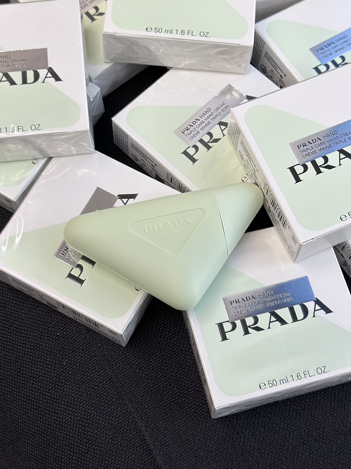 NO:810452,I am so beautiful by Rada's hand cream that my heart beats faster!  !  Classic triangle logo + iconic Rada green, the frosted bottle body feels super textured. The moment you take it out and reapply it, your aura is immediately full. It is not an exaggeration to say that it is a 'fashion item in the bag'. The texture is really amazing!  Like silky milk jelly, it turns into water in just one swipe and can be absorbed and turned matte in 3 seconds. It leaves no fingerprints while playing with your phone after application and has no sticky filmy feeling at all. The formula contains orris root extract and vitamin B5, which not only provides a 'soft focus film' on hands, but also repairs barbs and strengthens nails. Sisters who have manicures can also use it with peace of mind. The most striking thing is the high-end fragrance!  Cool iris is mixed with gentle white musk. The top note has a light soapy feel, and the tail note gets longer and longer. The fragrance is still there even after washing the hands twice, and even the perfume is omitted. The small 50ml bottle can be just put in the bag, and it can replenish the condition and fragrance of the hands anytime and anywhere. This wave of 'micro-luxury' really makes people willing to pay for it!  , hand cream, prada19860909真的被rada的护手霜美到心跳加速啊！！ 经典三角标+标志性rada绿,磨砂瓶身摸起来超有质感,掏出来补涂的瞬间,气场直接拉满,说是“包柜里的时尚单品”都不为过. 质地真的绝了！像丝滑奶冻一样,一抹就化成水,3秒就能吸收变哑光,涂完玩手机都不留指纹,完全没有黏糊糊的膜感. 配方里有鸢尾根提取物和维他命B5,不仅能给手敷上“柔焦膜”,还能修护倒刺、强韧指甲,做美甲的姐妹也能安心用. 最戳人的是那股高级香！清冷鸢尾混着温柔白麝香,前调带点淡淡皂感,尾调越闻越绵长,洗手两次都还有似有若无的香味,连香水都省了. 50ml的小支装刚好揣进包里,随时随地给双手补状态又补香,这波“微奢华”真的让人心甘情愿买单！,护手霜,prada,accessory
