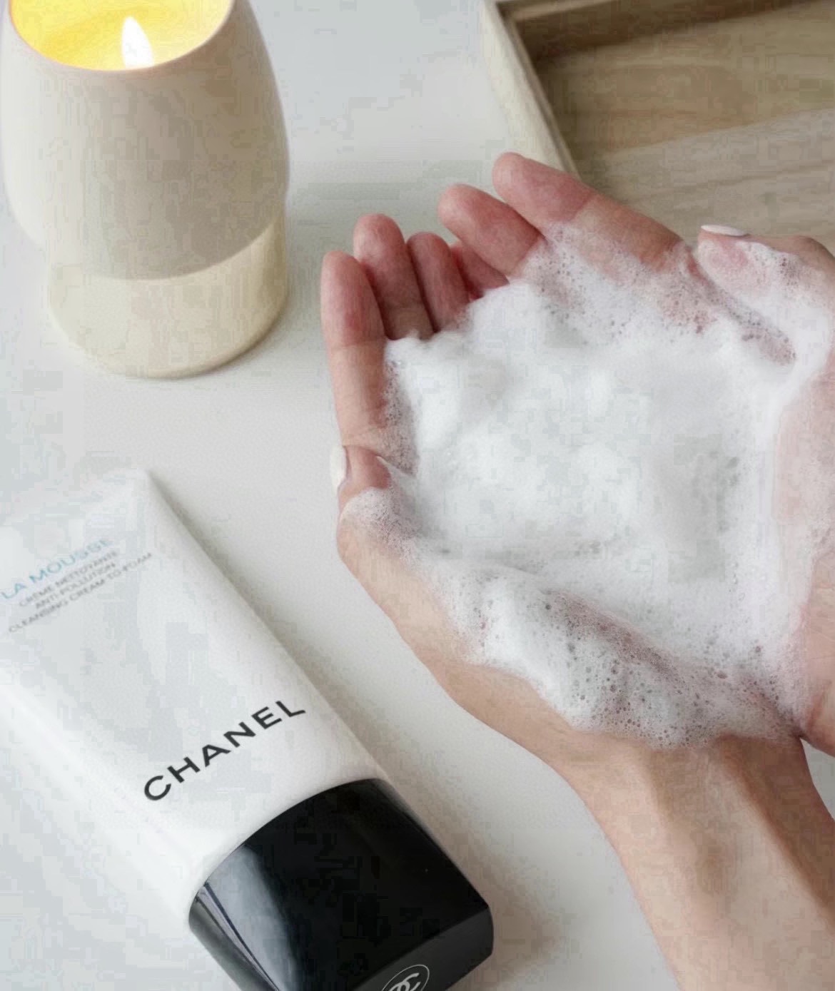 NO:810964,The ingredients of this facial cleanser are purely natural. Chanel Camellia Cleansing Milk contains two major ingredients: blue algae spirulina and samphire extract. These two ingredients can help the skin better resist external pollution and strengthen the skin. You can feel at ease just by looking at the ingredients. It is purely natural and suitable for all skin types!  And it can also remove makeup residue from your face!  I usually wear sunscreen when I go out, and when I get home, I can cleanse my face with just cleansing, skin care products, chanel19860909这款洗面奶成分是纯天然的,香奈儿山茶花洁面蕴含的两大成分蓝藻螺旋藻和海蓬子提取物,这两种成分可以帮助肌肤更好的抵御外界污染,强韧肌肤,看成分就很安心,纯天然适合各种肤质哦！而且它还可以清除脸部残留的彩妆！一般涂防晒出门,回家就只用洁面就能清洗的很干净,护肤品,chanel,accessory
