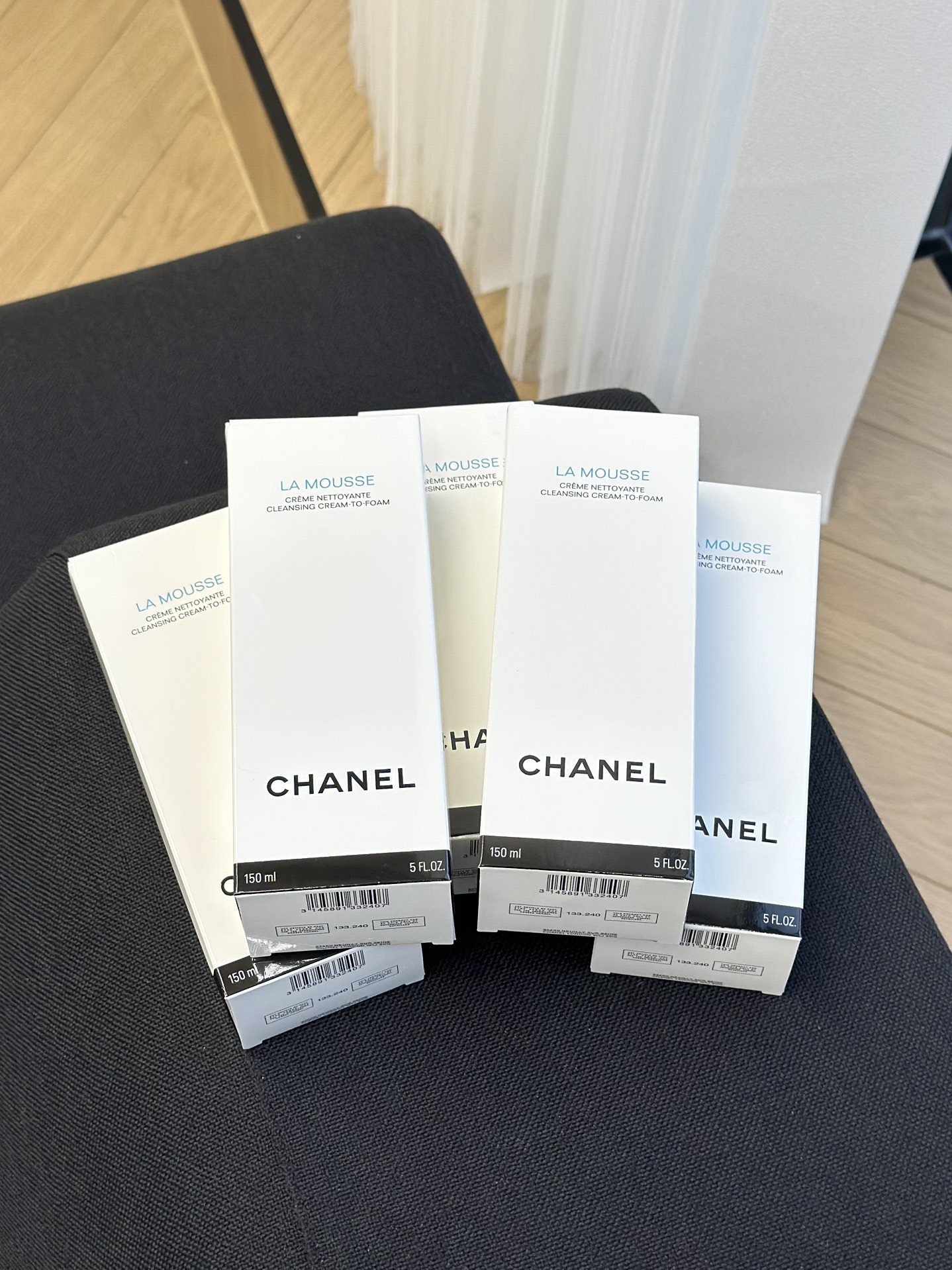 NO:810961,Chanel Camellia Facial Cleanser has the three-in-one functions of moisturizing, hydrating, and cleansing, and is suitable for all skin types. It helps clean dirt, unclog pores, and remove light makeup. Every time after washing, 100,000 pores are breathing freely~ When you open it, you will find a fresh scent of camellia. The fragrance alone can capture the hearts of girls. It feels so good to use!  The texture is fine, foams quickly and abundantly, and is very comfortable on the face. The key is to wash it off cleanly and not make it tight!  For dry skin, sensitive skin, and oily skin, close your eyes and take it. Specification: 150ml, skin care products, chanel19860909香奈儿山茶花洗面奶兼具了保湿、补水、清洁三合一多重功效,适合所有肌肤使用.帮助清洁污垢、疏通毛孔、卸除淡妆.每次在洗完了之后十万个毛孔在自由的呼吸～打开就是一股清新山茶花的香味,光是香味就能俘虏女孩子的心.使用感真的太好了！质地细腻,起泡快又多,上脸很舒服,关键洗得干净也不紧绷！干皮、敏感皮、油皮闭眼入 规格150ml,护肤品,chanel,accessory