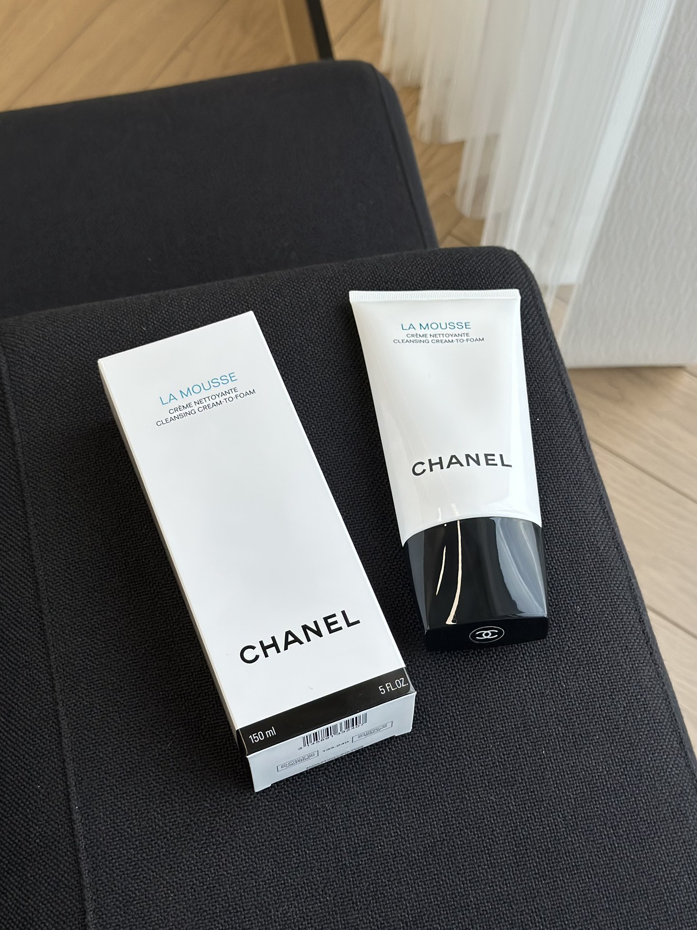 NO:810958,Not only is the packaging high-end, but the taste is also very high-end. It has a milky white cream texture with rich and dense foam. It combines soap base and amino acid formula. It will not feel dry, tight, or slippery after washing. It also contains algae extract to strengthen the skin and resist resistance.  The effect of protecting against external pollution. Silk Foam Cleanser Facial Cleanser, mild and moisturizing, extremely rich in foam, cleans the face without tightening, is a gentle cleanser, can effectively remove facial oil, feels very refreshing after washing, has a light floral fragrance after cleaning, and the fragrance is not pungent. Skin care products19860909不仅包装是高级的,味道也是非常之高级,奶白色膏体乳霜质地,泡沫丰富绵密,它结合皂基和氨基酸配方,洗完不会干涩,也不会有紧绷感,不会出现假滑的情况,还入了藻类提取物有更好强韧肌肤,抵御外界污染的功效.蚕丝泡沫洁面乳洗面奶,温和保湿,泡沫极其丰富,洗脸干净不紧绷,属于温和的洁面乳,能有效的祛除面部的油脂,清洗完感觉很清爽,清洗起来有淡淡的花香,香味不刺鼻.,护肤品,accessory