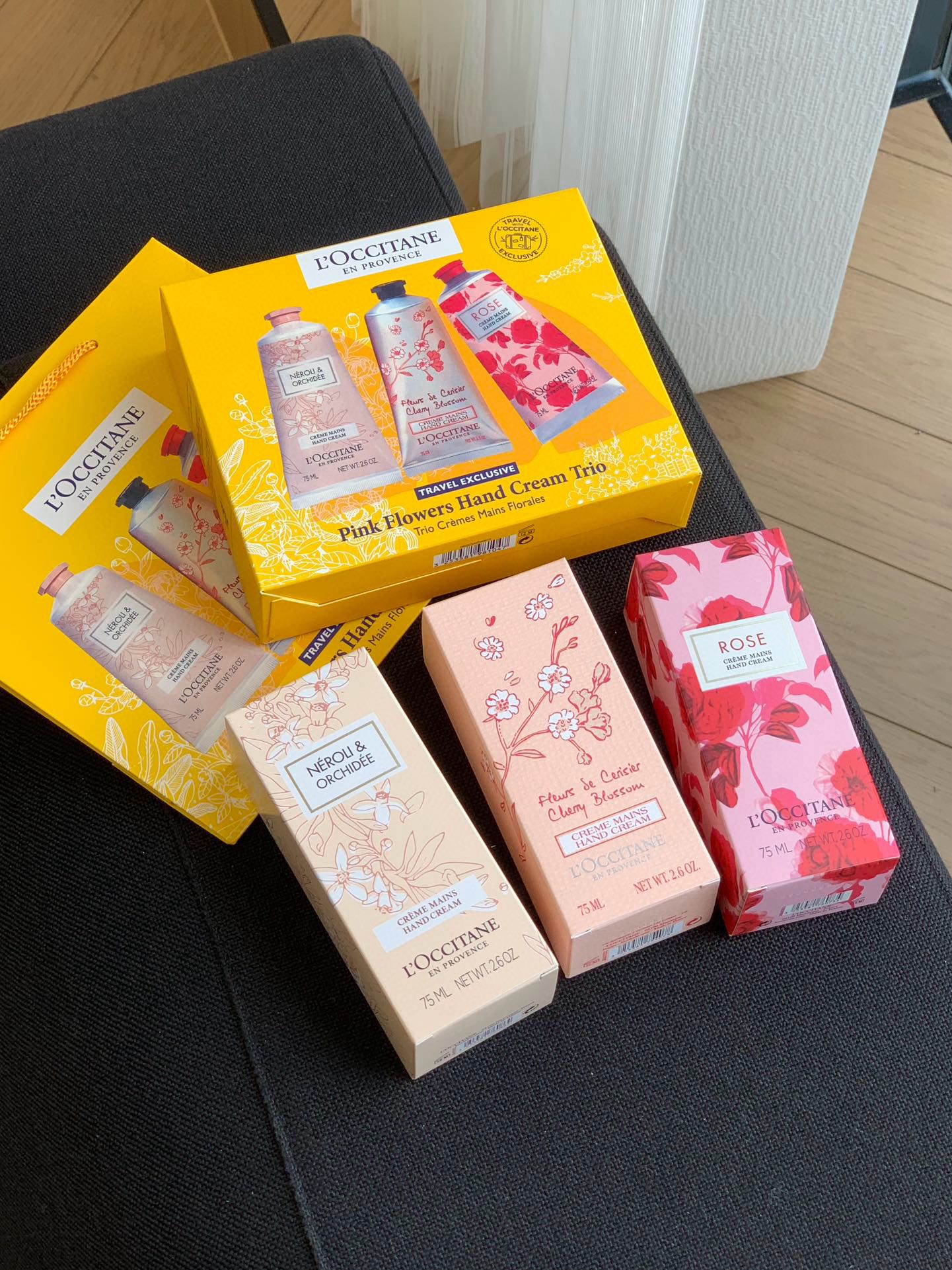 NO:879381,L'Occitane's 'Hand Care for the Second Face' It is urgent to carry 'hand' protection with you when the seasons change and daily damage and neglect of maintenance lead to dry and rough hands!  !  !  The texture is delicate, rich and easy to absorb. It deeply nourishes and moisturizes the edges of nails. It is suitable for both men and women!  Exquisite, lightweight and easy to maintain, it is the perfect gift for friends and family!  It’s simply the best gift to give at the end of the year!  !  !  Very considerate!  !  !  , hand cream19860909欧舒丹“手护第二张脸” 季节交替日常侵损疏于保养、导致双手干燥粗糙随身“手”护刻不容缓！！！质感细腻丰润易吸收、深度滋养润泽指甲边缘、男女适用！精美轻便随身保养,拿来送朋友送家人的不二之选！简直是年底送礼最佳礼品！！！超贴心！！！,护手霜,accessory