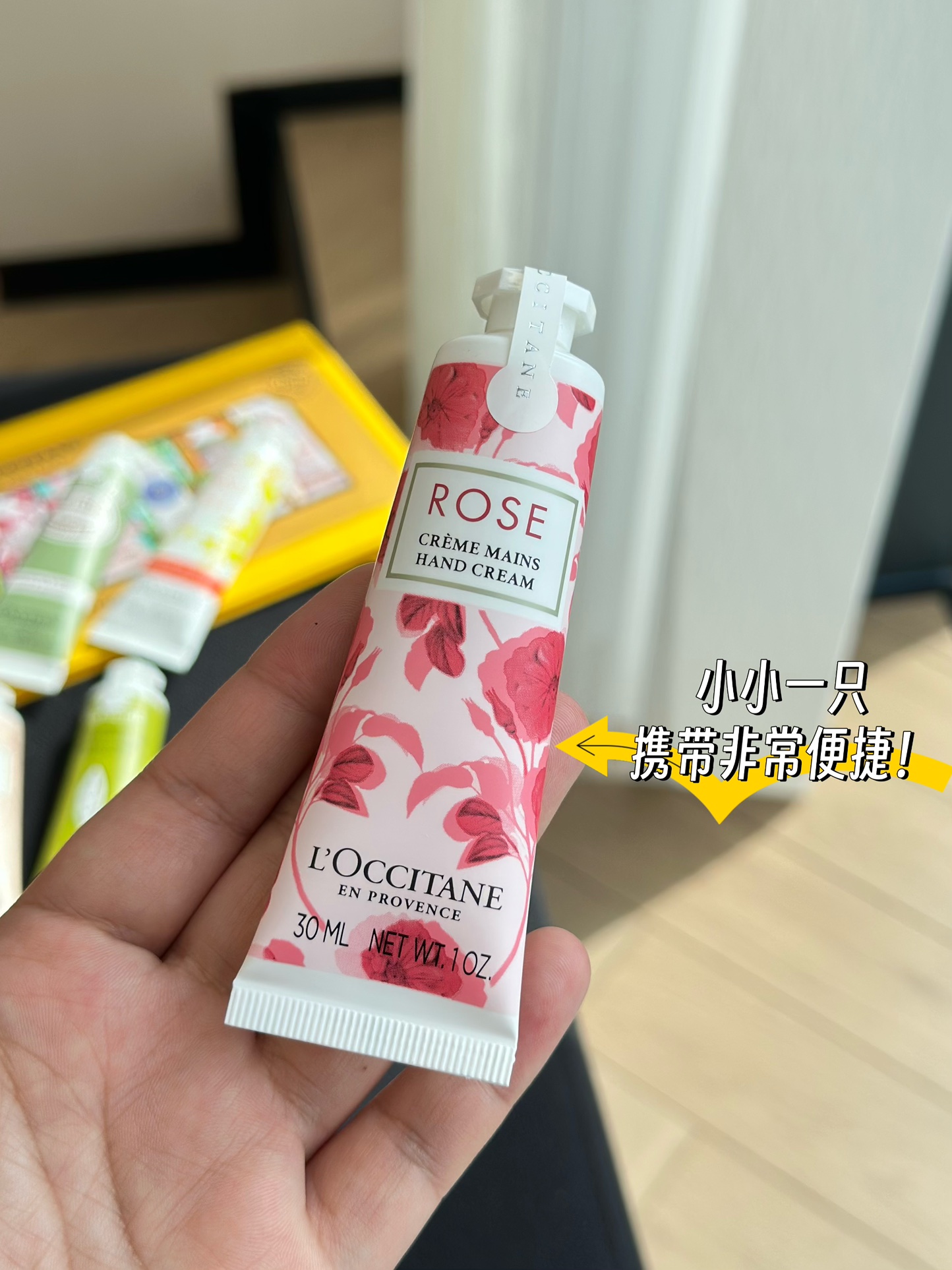 NO:810650,bring it on!  Look at the texture!  !  L'Occitane hand cream, each one is an artifact of hand care!  !  !  In terms of efficacy, it is rich in a variety of natural plant essences, which can deeply moisturize hand skin and effectively relieve dryness, roughness and other problems. Whether the hands are dehydrated due to long-term indoor work, or the hand skin is damaged due to outdoor work, it can quickly repair the hands and restore moisture and luster to the hands.  In terms of practicality, the 30ml capacity design is very considerate, small and portable, and is very convenient whether it is placed in a bag for daily use or carried when traveling. Moreover, this set of gift boxes contains a variety of popular fragrances. There are corresponding fragrances to choose from for different moods and occasions, making hand care a pleasure. Hand Cream19860909来吧！看质地！！ 欧舒丹护手霜,每一支都是手部护理的神器！！！ 从功效上看,它富含多种天然植物精华,能够深度滋润手部肌肤,有效缓解干燥、粗糙等问题.无论是长期在室内工作导致手部缺水,还是在户外劳作使手部肌肤受损,它都能迅速修复,让双手重现水润光泽. 在实用性方面,30ml的容量设计十分贴心,小巧便携,无论是放在包包里日常使用,还是出门旅行携带,都非常方便.而且这一套礼盒集齐了多种热门香型,不同的心情和场合都有对应的香味可以选择,让护手变成一种享受.,护手霜,accessory