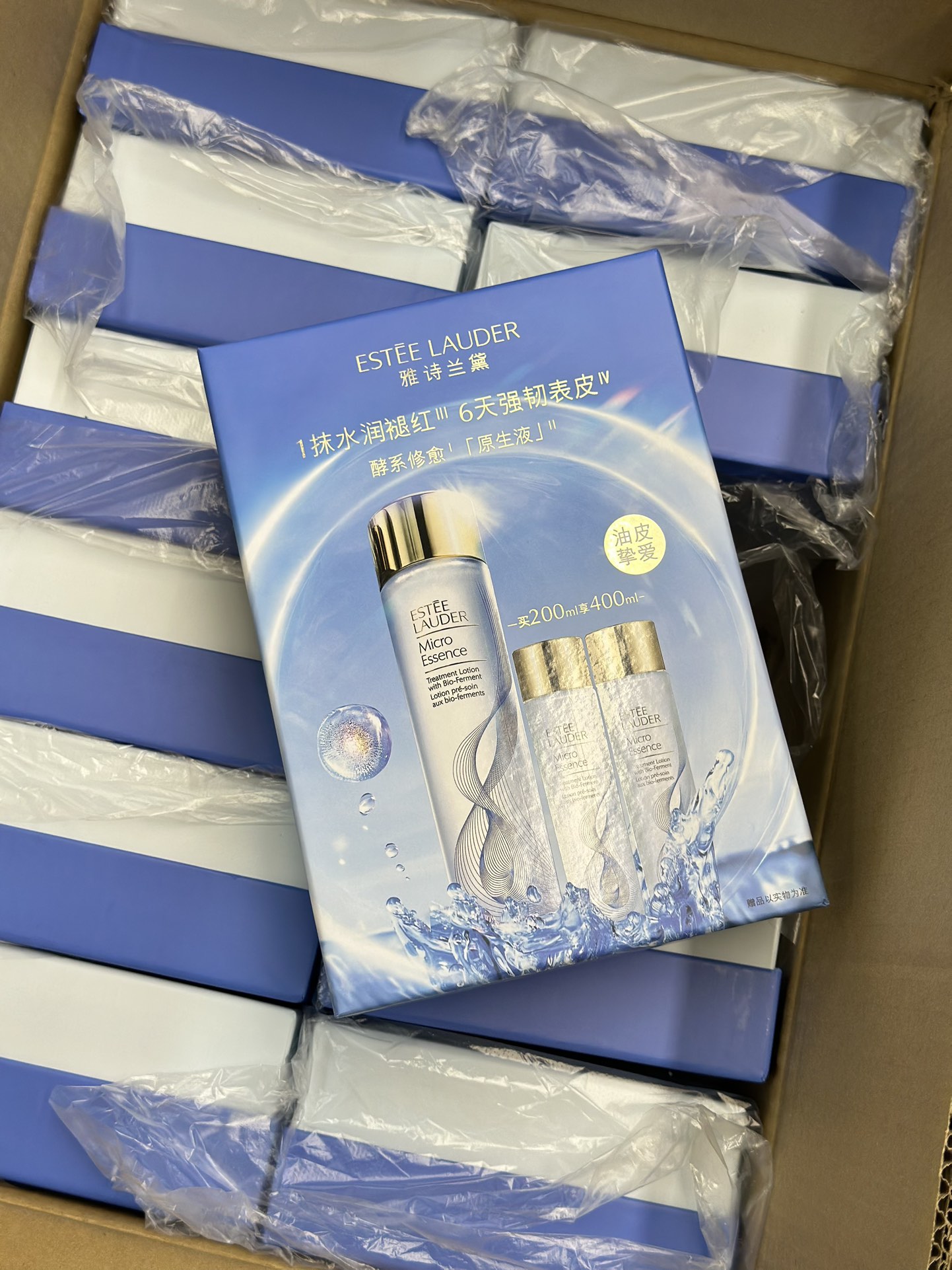 NO:810956,Estee Lauder 2+1 box set is here!  !  !  The two 'out of stock kings' Estee Lauder finally replenished their positions. I would be really anxious if anyone hasn't rushed!  2+1 set of blood benefits without losing money, according to the skin type, close eyes and flush the Sakura Original Essence, which is the natural water for dry skin!  The texture is moist but not sticky. It has a double buff of hydrating and repairing. It can cure skin flaking and redness due to changes in seasons, and make even your makeup look radiant!  !  !  Classic natural liquid oily skin locks eyes closed!  It is a great tool for controlling oil and maintaining stability. It can adjust the balance of water and oil, and unclog pores. Subsequent makeup application will adhere smoothly without spots, and the oily shine will never be seen again!  !  !  , skin care products19860909雅诗兰黛2+1套盒来啦！！！ 雅诗兰黛这俩“断货王”终于补仓,谁还没冲我真的会急！2+1套装血赚不亏,按肤质闭眼冲 樱花原生液就是干皮本命水！润而不黏的质地绝了,补水+修护双buff,换季起皮、敏感泛红全搞定,素颜都透着水光感！！！ 经典原生液油皮闭眼锁死！控油维稳一把好手,调节水油平衡、疏通毛孔,后续上妆服帖到不斑驳,油光再见再也不见！！！,护肤品,accessory