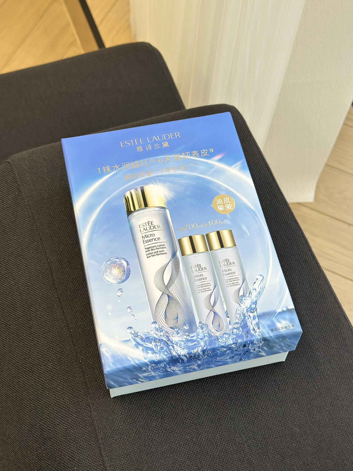 NO:810953,Estee Lauder's Classic Original Essence 2+1 Set is the best for oily/combination skinned skin sisters to lock in this bottle of 'natal water'!  Being the sales king is not just a boast, the reputation is so good that there are zero negative reviews on the entire network!  Mainly repairing + oil control dual online, the texture is refreshing and non-sticky, it is absorbed into the face in seconds, and there is no sticky feeling at all ~ It regulates the balance of water and oil!  Whether your face is oily in summer or oily on the outside and dry on the inside in autumn and winter, using it can make your pores visibly become finer, leaving your face fresh and translucent!  The makeup is applied directly afterward, and it adheres smoothly to the face. No sticking, mottled or floating powder, and the makeup stays fresh and refreshing all day long!  Guaranteed genuine products from Haidu Free Z, the 2+1 set is directly cost-effective and the oil-skinned boy rushes in with his eyes closed!  !  !  , skin care products19860909雅诗兰黛经典原生液2+1套装封神 油皮/混油皮姐妹直接锁死这瓶“本命水”！销量王者可不是吹的,口碑好到全网零差评！主打修护+控油双在线,质地清爽不黏腻,上脸秒吸收,完全没有黏糊糊的负担感～调节水油平衡超顶！不管是夏天出油焊脸,还是秋冬外油内干,用它都能稳到离谱,毛孔肉眼可见变细腻,脸蛋子清爽又通透！后续上妆直接开挂,服帖到扒脸,卡粉、斑驳、浮粉全拜拜,持妆一整天都清清爽爽！海免z正品保障,2+1套装性价比直接拉满,油皮宝子闭眼冲！！！,护肤品,accessory