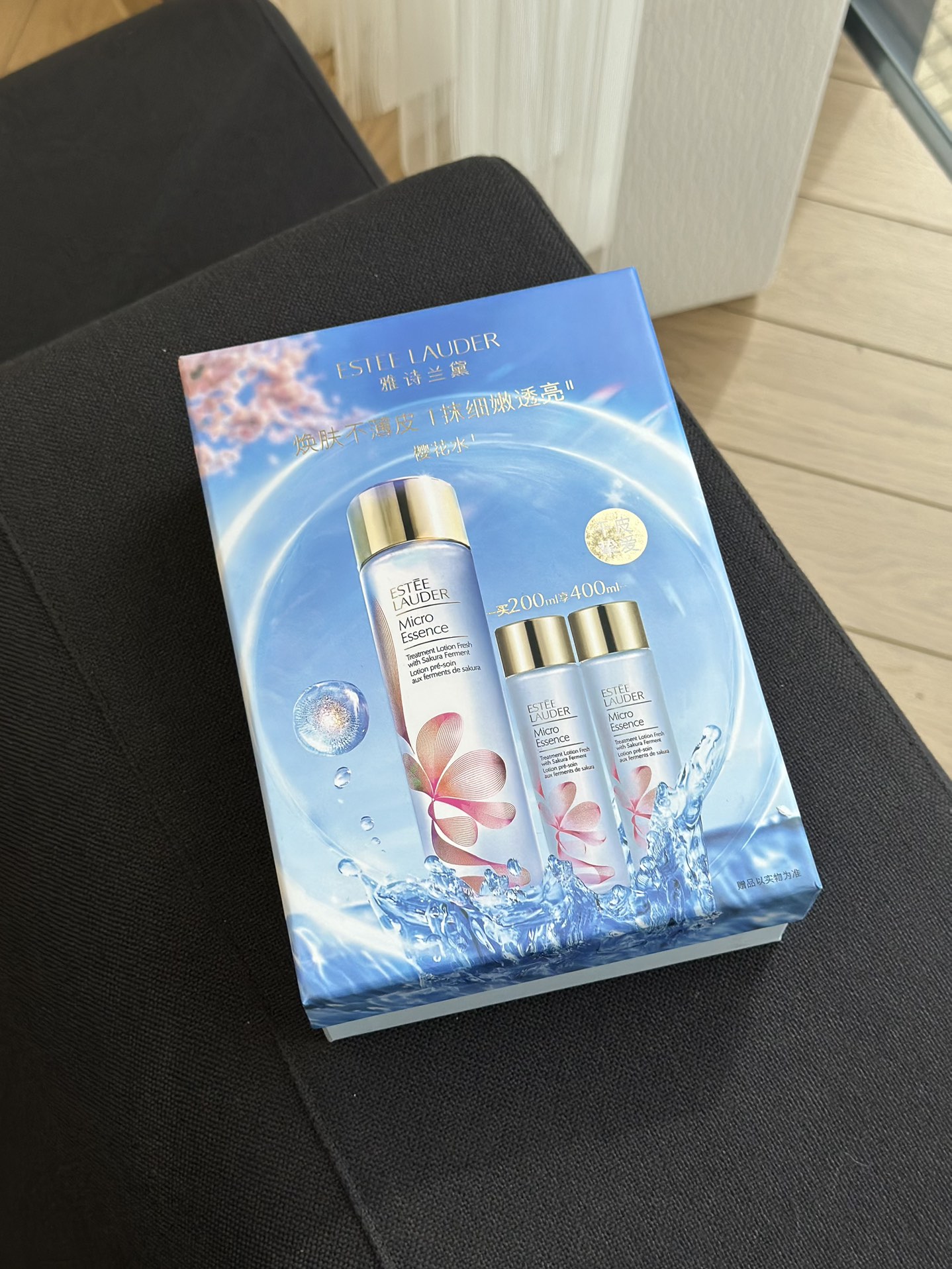 NO:810947,Let’s take a look at Estee Lauder Sakura Essence 2+1 Set!  !  !  Estee Lauder Cherry Blossom Original Essence 2+1 Set, featuring cherry blossom extract, can improve dullness and brighten skin tone. It has a light texture and is easy to absorb. It is a favorite among sisters with dry skin!  The bottle body is simple, the pink cherry blossom pattern is very atmospheric, and the capacity is super large!  Use it casually without any worries!  Buy and enjoy!  Keep the large bottle of ml for home use!  The small 100ml bottle is easy to carry for daily skin care or traveling. Consistent use can make the skin delicate and translucent, and it is also friendly to maintain stability during the seasons. It is a classic choice in the skin care industry!  !  !  , skin care products19860909再来看雅诗兰黛樱花原生液2+1套装！！！ 雅诗兰黛樱花原生液2+1套装,主打樱花提取物,改善暗沉、提亮肤色,质地轻盈易吸收,干皮姐妹的挚爱选手！瓶身简约,粉色樱花图案超有氛围感,容量超足！随便用不心疼！买享！大瓶ml留家用！小瓶100ml日常护肤或旅行都很方便携带.坚持用能让肌肤细腻透亮,换季维稳也很友好,是护肤界的经典之选！！！,护肤品,accessory
