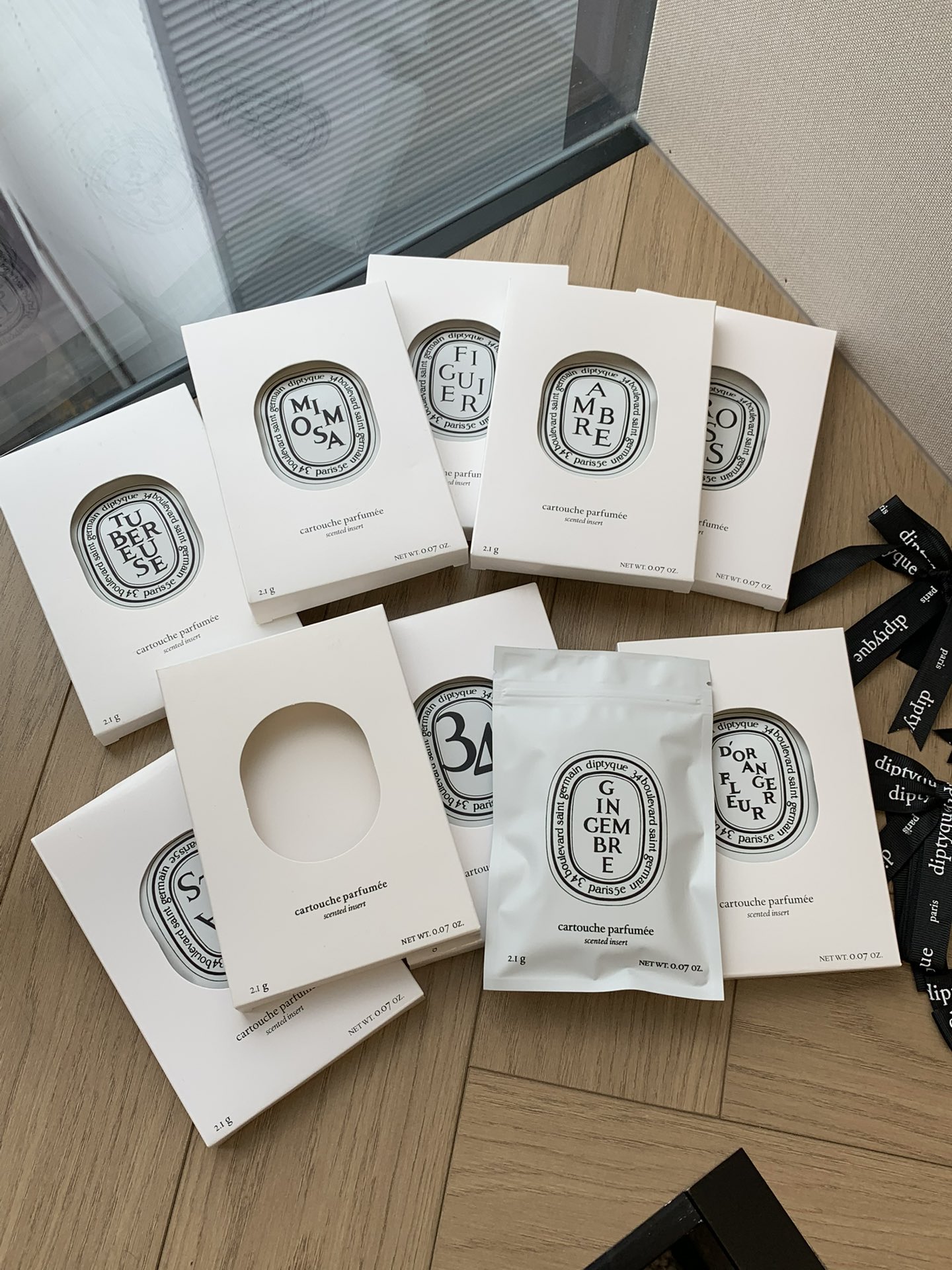 NO:938728,The product is very attractive!  You'll fall in love with it as soon as you smell it. There are 9 scents to choose from!  !  !  34 Classic Fragrance: The most suitable gift as a gift because both men and women like the smell. Ginger: The first thing you smell after opening the package is the fragrance of lemon, and then you will smell the hot ginger tea you drink when the weather is cold, which is a bit refreshing. Friends who often drive for a long time still recommend this scent. Amber: The biggest sales volume!  !  !  Fig: If you like fruity scents, you’re right! Rose: More suitable for girls. Orange blossom: Fruity scent, suitable for both men and women. Berry scent: Fruity scent. Tuberose and Mimosa. The 9 scents all smell great, high-end scents!!!, car fragrances, home fragrances, candles and trendy department stores.19860909产品吸引力超强！一闻就爱上 共有9种香味可选！！！ 34经典香:送人最合适的因为男女都喜欢的味道 生姜: 打开包装后的嗅觉第一反应是柠檬的清香,之后会闻到天寒时喝的热姜茶味,有点提神,经常开长时间开车的朋友们还是比较推荐这个味儿的. 琥珀:销量最大！！！ 无花果:喜欢果香的入他没错! 玫瑰:比较适合女生 橙花:果香,男女都可以 浆果香:果香 晚香玉 含羞草 9个味道都很好闻哦,高级香!!!,车载香薰.居家香氛.蜡烛潮品百货,accessory