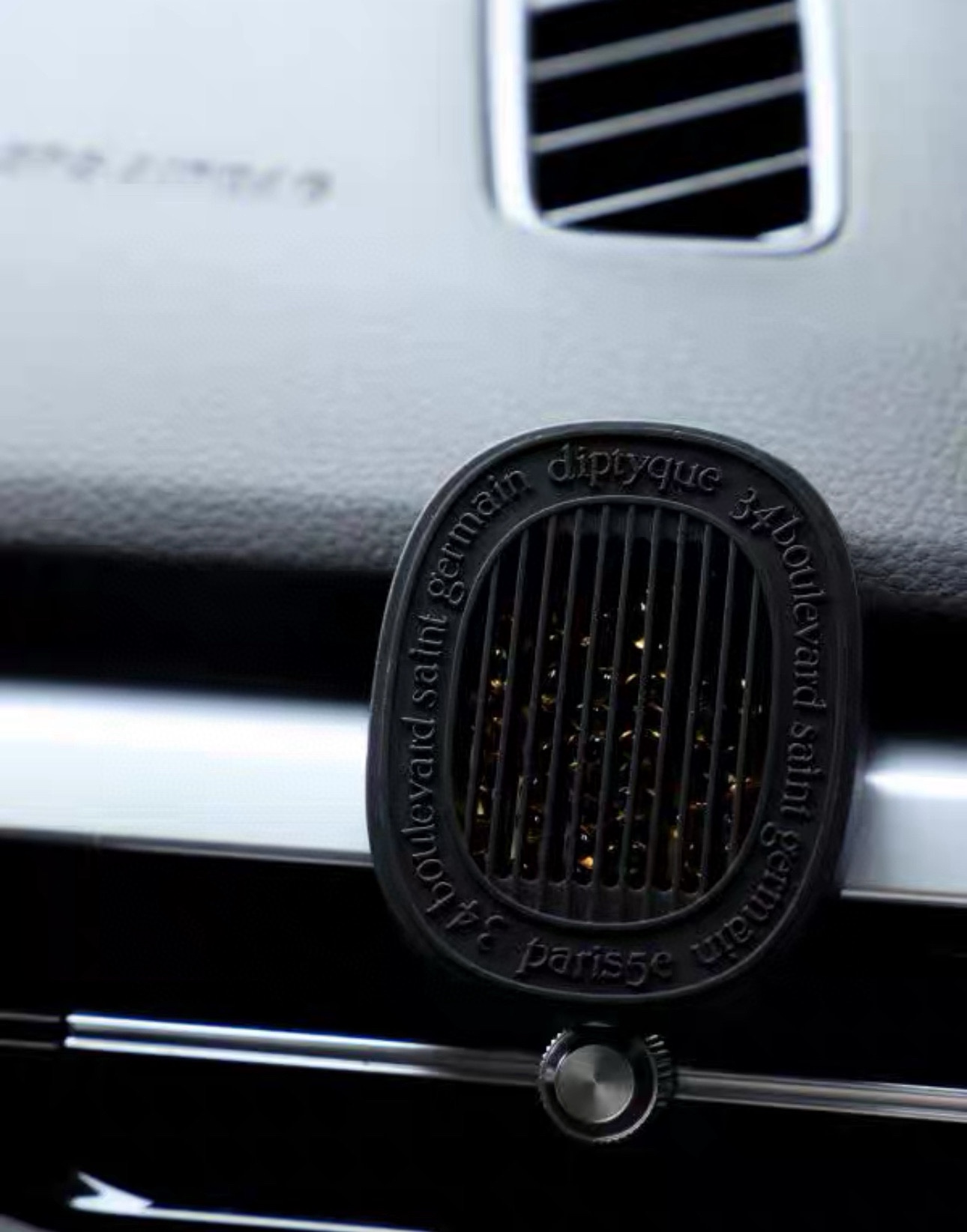 NO:938714,A car aromatherapy with ubiquitous sense of luxury~ Easily create a comfortable driving environment. Choosing the right car aromatherapy will make your car full of luxury!  !  !  , Car Aromatherapy. Home Fragrance. Candles and Trendy Department Stores19860909一款高级感无处不在的车载香薰～ 轻松营造舒适的驾驶环境 选择合适的车载香薰 会让你的车充满高级感！！！,车载香薰.居家香氛.蜡烛潮品百货,accessory