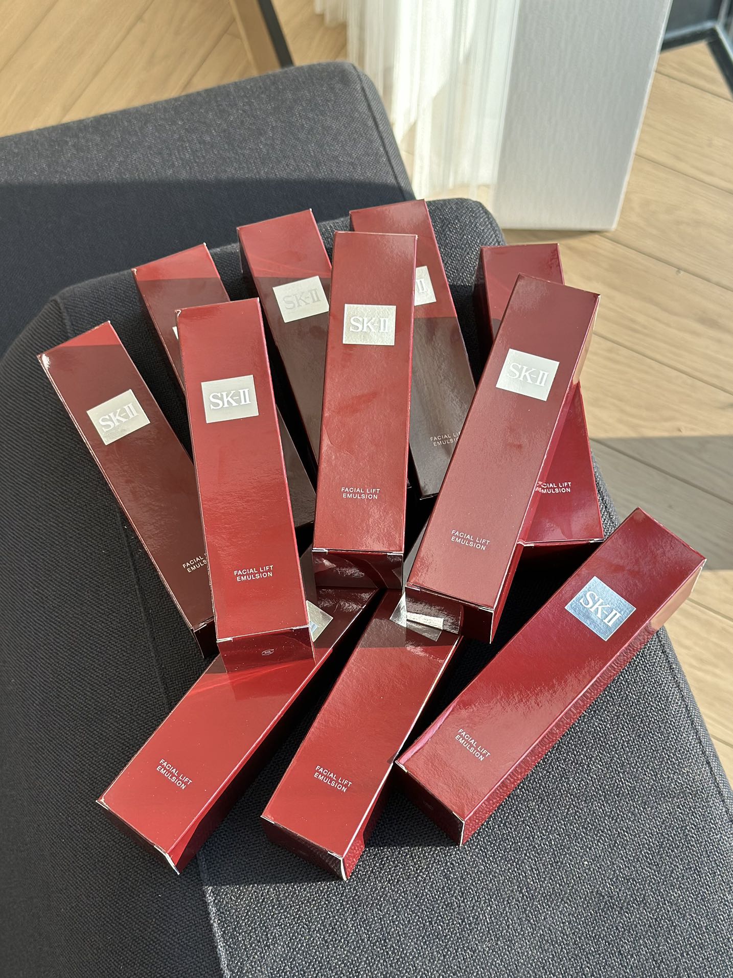 NO:810470,SK-II skin-beautifying crystal emulsion (100g), also known as skin-beautifying exquisite emulsion, skin care and moisturizing, high-efficiency protein  This SK-II 'milk lotion' can effectively improve skin texture and enlarged pores, making the skin plump, smooth and translucent. Formulated with collagen activating factors, the pure white lotion is smooth and delicate. It does feel plump and elastic when applied. It feels like a 'pop' all of a sudden. After use, your face is plump and soft, as if you have drank enough milk. Skin care products19860909SK-II美肤晶致乳液（100g） 又称美肤精致乳液护肤滋润 高效蛋白 这款SK-II的“牛奶乳”能有效改善肤质及粗大毛孔的问题♀使皮肤变得饱满滑嫩又透亮.含有胶原蛋白活化因子的配方,纯白色的乳液弹润细腻,涂抹起来确实有丰润弹力的感觉,触感仿佛一下子“嘭”起来,用完以后脸蛋饱满柔嫩,好像喝饱了牛奶,护肤品,accessory