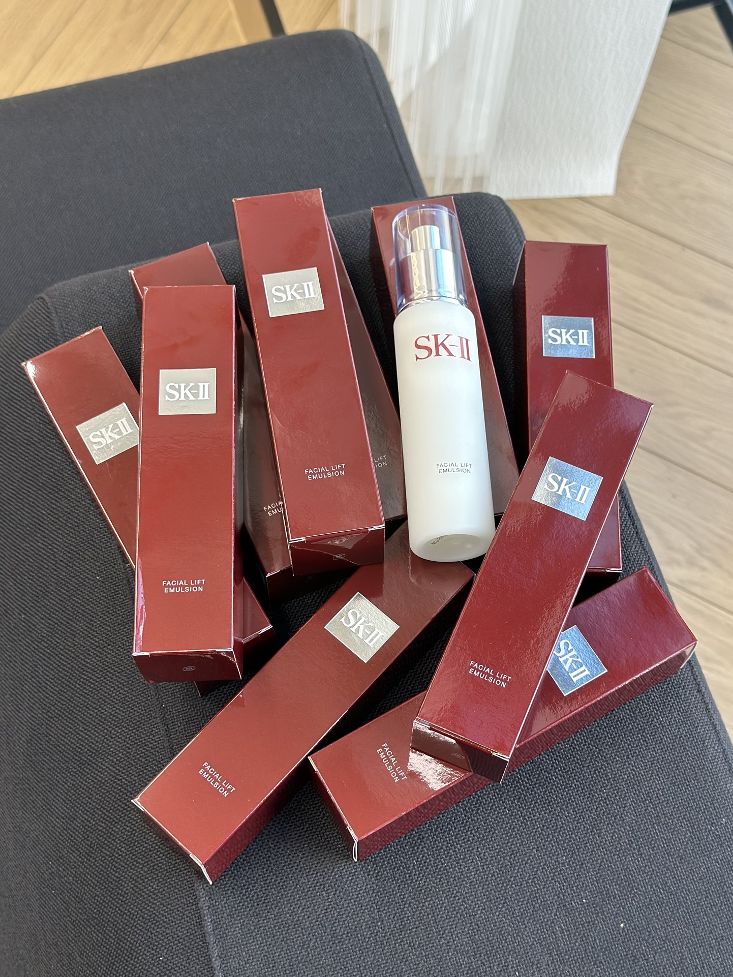 NO:810467,SK-II 'Milk Milk' makes your face glowing and translucent. Who can resist a bottle of lotion that looks like freshly stewed milk?  !  !  SK-II's skin-beautifying crystal emulsion really sticks to my heart~ The formula contains collagen activating factors!  I really understand girls so well. If I keep using it, my large pores will disappear quietly, and my skin will be visibly smoother. After using it, my face will be so plump and soft that I can squeeze out water, with a natural and translucent luster. It feels smooth to the touch, and I have a good complexion even without makeup. This is the dewy skin nourished by milk. For skin care enthusiasts, close your eyes!  Weld the elastic feeling of 'drinking full milk' on your face~, skin care products19860909SK-II“牛奶乳”把脸蛋养得嘭弹透光 谁能拒绝一瓶像鲜炖牛奶一样的乳液啊！！！ SK-II这款美肤晶致乳液真的长在我的心巴上～ 成分中藏着胶原蛋白活化因子的配方！真的太懂女生了,坚持用下来,粗大毛孔都悄悄隐形,肤质肉眼可见变细腻～ 用完脸蛋饱满柔嫩得能掐出水,透着自然透亮的光泽,摸起来滑溜溜的,素颜都自带好气色,这就是被牛奶滋养的水光肌吧 护肤党闭眼冲！把“喝饱牛奶”的弹润感焊在脸上～,护肤品,accessory