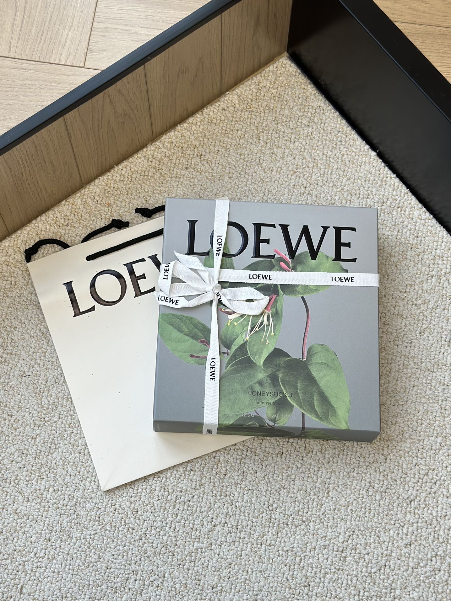 NO:810439,Loewe Honeysuckle Aromatherapy Loewe Aromatherapy with honeysuckle flavor. Compared with the previous licorice, this one is easier to accept. It diffuses lightly and is very suitable for summer~~, car aromatherapy, home aromatherapy, candles, loewe19860909loewe金银花香薰 金银花味的loewe香薰,比起之前的甘草,这个很容易让人接受,淡淡的弥漫开来,非常适合夏天～~,车载香薰.居家香氛.蜡烛,loewe,accessory