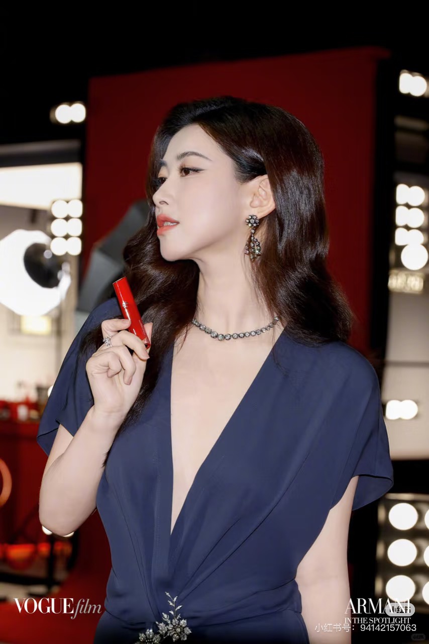 NO:810483,Sisters!  Armani has a new product!  !  !  New species of dumb door!  !  The red tube 'Water Lip Veil' never dries or sticks to the cup!  !  The new product 'Water Spun Yarn' is delicate, silky and light. One drop of water spreads evenly over the entire lip, forming a film in 3 seconds. The matte texture is super light and lasts all day without staining or fading!  !  !  Armani's authority has been confirmed once again!  !  !  , lipstick. lip glaze. lipstick, armani19860909姐妹们！阿玛尼家出新品了！！！ 哑门新物种！！红管「水唇纱」不干不沾杯！！ 新品「水转纱」细腻丝滑又轻薄 一滴爆水匀全唇,3秒成膜 哑光质地巨轻薄持色一整天不沾杯不掉色！！！ 阿玛尼的权威性再一次被印证！！！,口红.唇釉.唇膏,armani,accessory