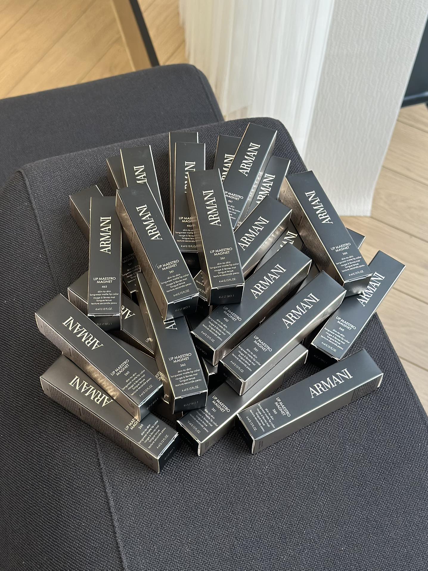 NO:810479,The entire series of 8 colors are so beautiful that they are perfect for old-money style. Whether you are commuting or going on a date, applying it will make you feel like you have a high-end filter~, lipstick, lip glaze, lipstick.19860909全系列8支色号美到超前,老钱风适配度拉满,不管是通勤还是约会,涂它都像自带高级滤镜～,口红.唇釉.唇膏,accessory