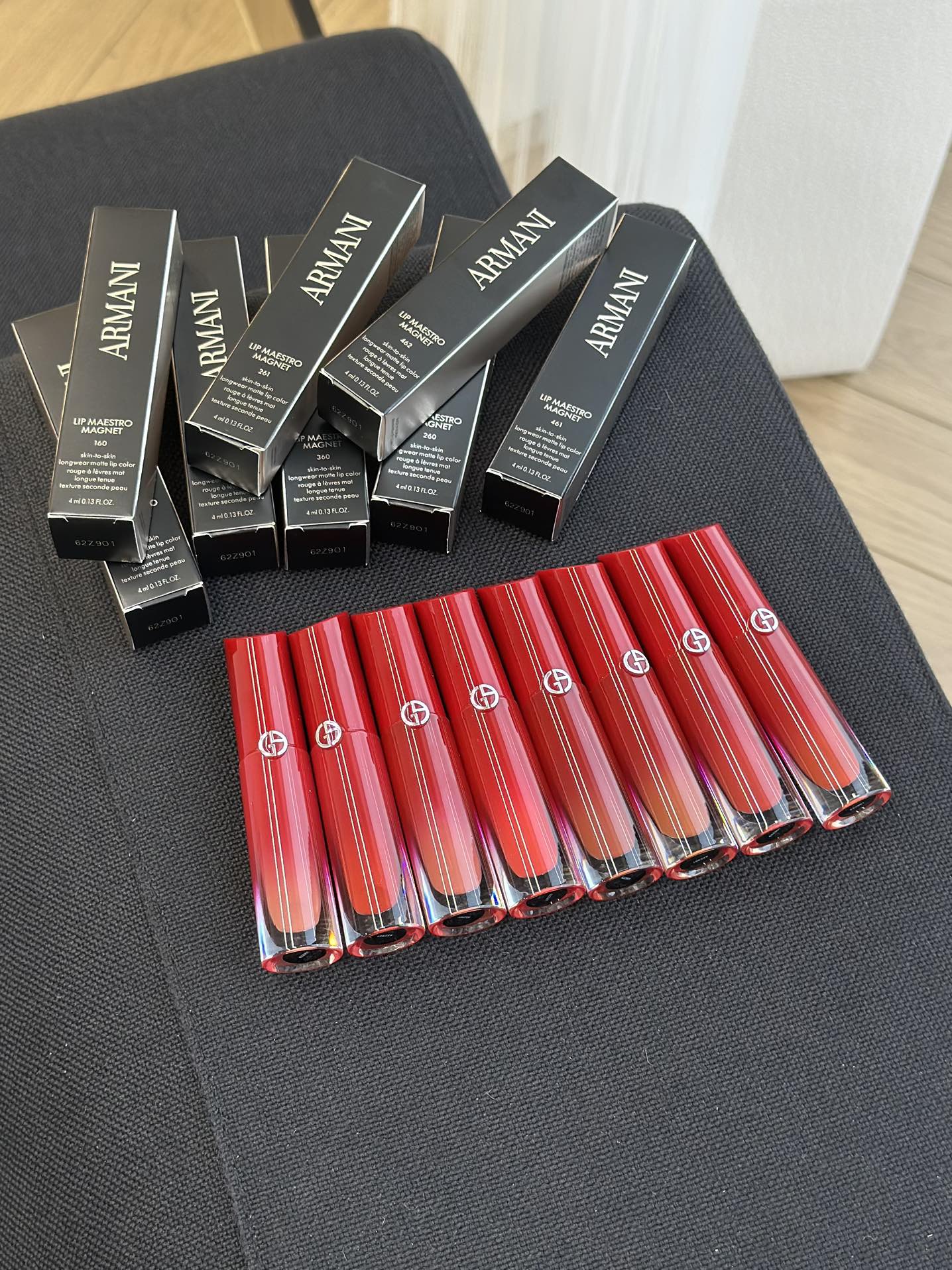 NO:810477,Armani red lip gauze looks so crazy, who knows!  The design of this red tube + silver label is simply a 'high-end art work in the beauty industry' when you hold it in your hand!  The high-end feel of contrasting red and black colors, coupled with the delicate luster of the tube, makes it look luxurious when you take it out of the bag, and the sense of ritual when touching up makeup is directly filled. Each tube is a 'luxury product in the palm of your hand', and it looks like a collectible makeup. The texture of the red tube and the delicate sense of the silver label logo weld the sense of high-end to the tube. Who can refuse this kind of double happiness of 'holding it in the hand is a luxury product, and applying it on the mouth is stunning'!  From the black box packaging to the red tube bottle, every detail reveals Armani's luxurious genes. This design of 'coexistence of appearance and texture' deserves to be treated as a private collection by beauties. Just placing it on the dressing table looks like a work of art. My sister has been so impressed by this wave of beauty that she wishes she could all put it in a red tube array. Changing the color every day is like unboxing a high-end blind box!  !  !  , lipstick. lip glaze. lipstick, armani19860909阿玛尼红管水唇纱这外表杀疯了谁懂啊！ 这红管+银标logo的设计,拿在手里简直是“美妆界的高定艺术品”！红黑撞色的高级感,配上管身的细腻光泽,往包里一掏就显贵,补妆时的仪式感直接拉满 每一支都是“掌心奢品”,摆着都像收藏级彩妆,红管的质感和银标logo的精致感,把高级感焊在了管身上,谁能拒绝这种“拿在手里是奢品,涂在嘴上是绝色”的双重快乐啊！从黑盒包装到红管瓶身,细节处都透着阿玛尼的奢华基因,这种“颜值与质感并存”的设计,活该美女们都把它当私藏款,光是摆在梳妆台上都像艺术品,姐已经被这波颜值暴击拿捏得死死的,恨不得all in摆成红管阵,每天换着涂都像在拆高定盲盒！！！,口红.唇釉.唇膏,armani,accessory