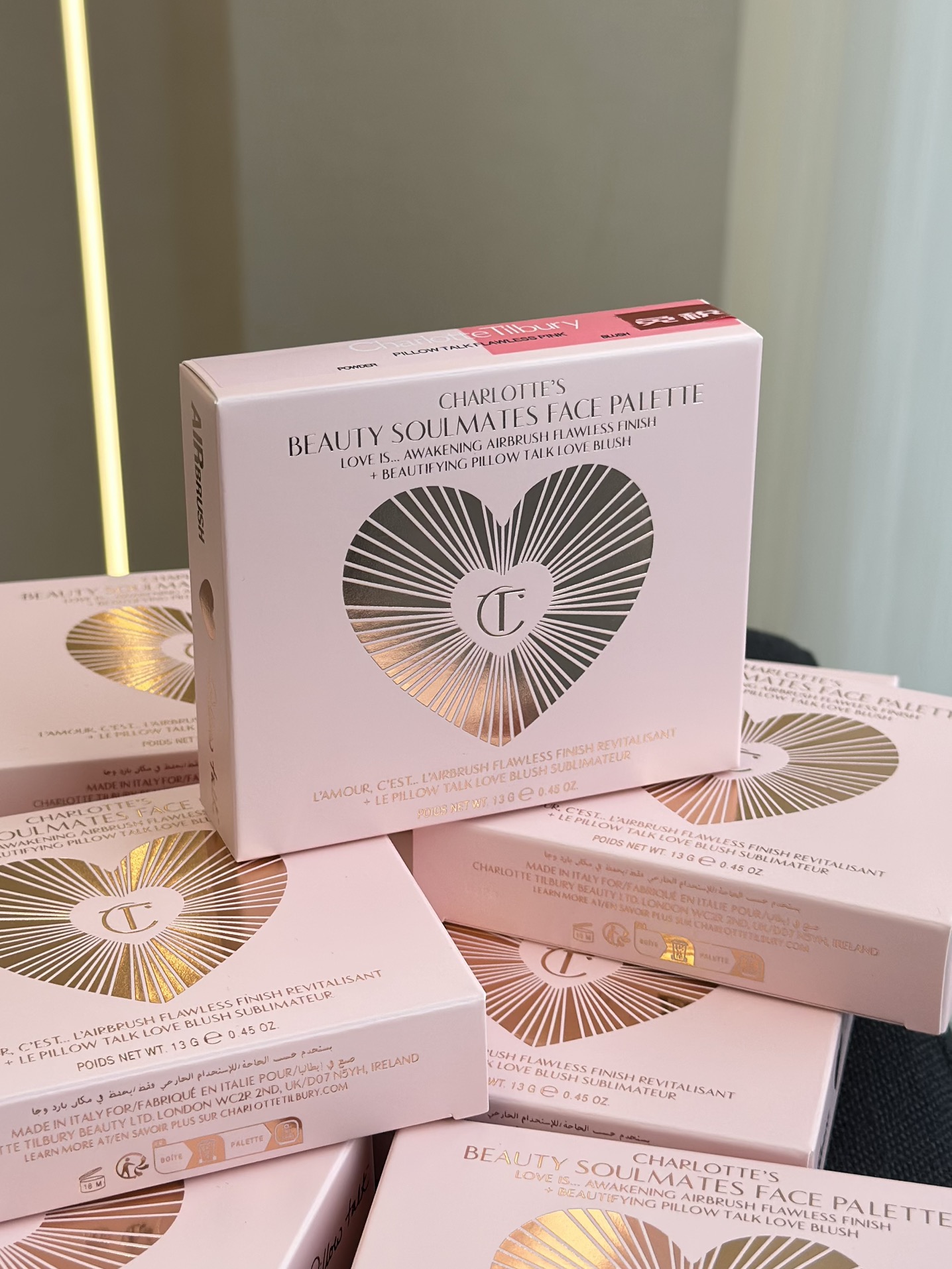NO:810456,Gifting it to your best friend or girlfriend will directly hit the girl's heart. It is versatile for commuting and dating. This wave is really good at patting thighs and makeup.19860909送闺蜜、送女友直接戳中少女心,自留通勤约会都百搭,这波不冲真的会拍大腿,彩妆,accessory