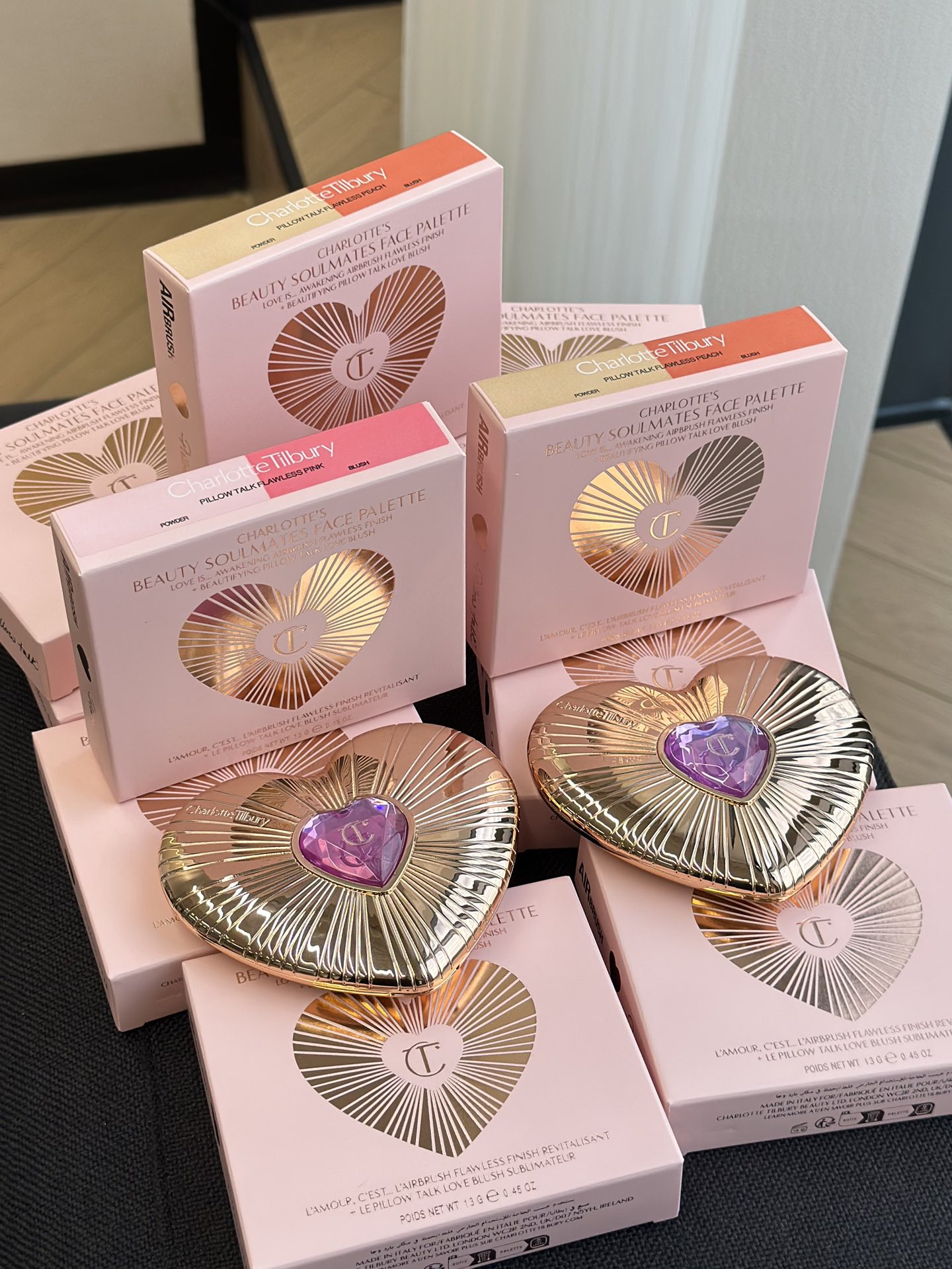NO:810475,Two shades!  Which one is suitable for you?  !  !  EACH red bean paste, INK rose powder!  Powder-level powder is so fine that it doesn't feel powdery. It goes on smoothly and smoothly on the face without any dusting. It has excellent makeup hold power and can maintain the vitality of pink cheeks all day long ~ ink is an Asian exclusive color!  !  !  Grab it quickly, makeup19860909两款色号！适合哪款入哪款！！！ EACH 豆沙红、INK蔷薇粉！蜜粉级粉质细腻到无粉感,上脸丝滑服帖不飞粉,持妆力绝绝子,一整天都能保持元气粉颊～ ink是亚洲限定色！！！快抢吧,彩妆,accessory