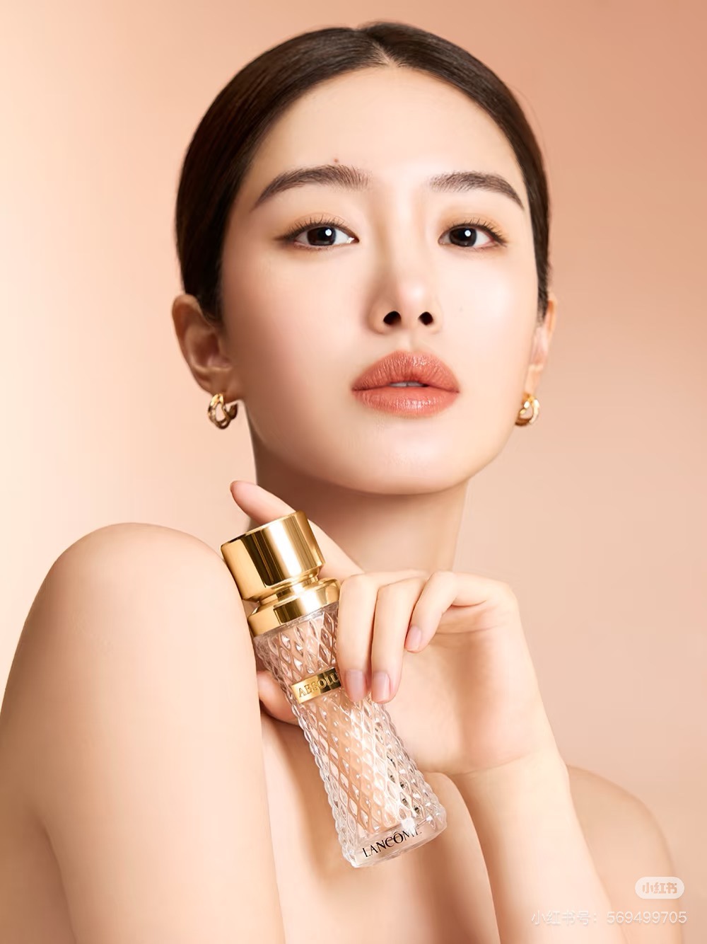NO:810461,Lancôme Pure Liquid Foundation = moisturizing + nourishing + radiant skin!  A must-have for dry/mature skin!  This bottle is really not a 'liquid foundation', but more like a 'lady-level essence' for makeup and skin care!  !  !  The core ingredients are Golden Rose Extract + Hyaluronic Acid, the makeup looks natural and shiny, and it becomes more beautiful as the night goes by. The combination of makeup and nourishment melts the skin one touch at a time, reducing wrinkles, brightening, and moisturizing all at the same time!  The texture is like cream. It goes on the face smoothly without getting stuck. Dry skin does not feel tight all day long. It has naturally creamy skin. It does not appear fake, does not dry out, and does not dull the skin. From 'chapped mask feeling' to 'glossy naked skin', this bottle directly changes the perception of foundation makeup!  !  !  Close your eyes and rush!  !  !  ,makeup,gold19860909兰蔻菁纯粉底液=润＋养＋光泽肌！干皮/熟龄肌必冲！这瓶真的不是“粉底液”,更像是带妆护肤的“贵妇级精华”！！！ 核心成分黄金玫瑰精萃 ＋玻尿酸,妆感光泽自然,越夜越美丽 学妆养合一一抹融肤,淡纹、提亮、润养同步发生！ 质地如奶油霜上脸顺滑不卡纹,干皮一整天都不紧绷、自然奶油肌、不假面、不拔干、不暗沉从“干裂面具感”到“光泽感裸妆肌”,这一瓶直接改写底妆认知！！！闭眼冲！！！,彩妆,gold,accessory