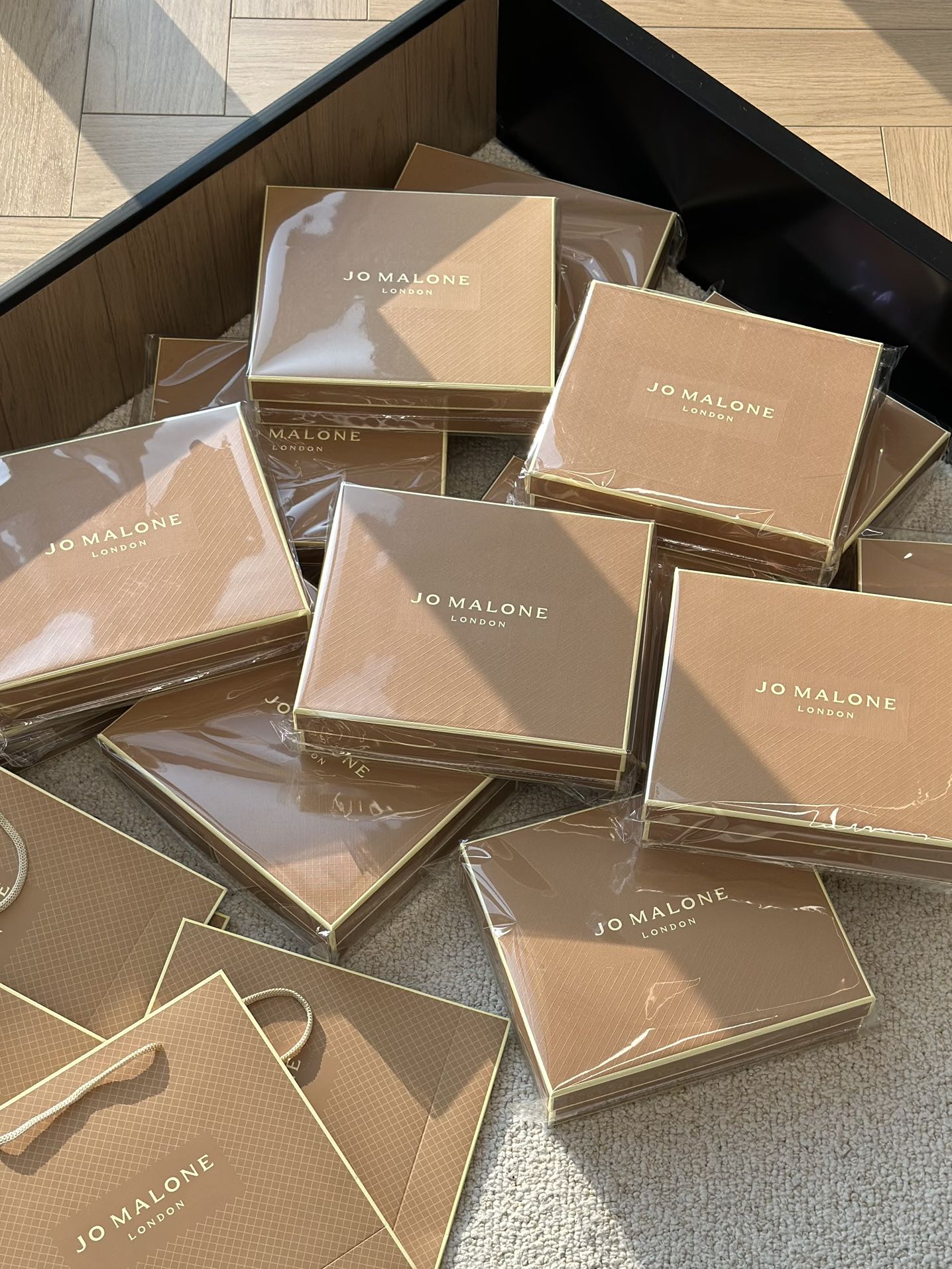 NO:810549,Jo Malone's shower and body care fragrance set is here. After using one set, you can save all the perfume!  !  !  Jo Malone 'Blue Wind Chime' three-piece cleaning and care gift box!  Buy the series you won’t regret!  Use it in the shower to bring out your own body fragrance!  Use it and you'll be a walking diffuser!  Shower gel, body lotion, perfume!  A complete set!  Such a great value for money package!  Whether you are stocking up a few boxes for your own use, or giving them to your sisters, friends, or elders, these are very good toiletries.19860909祖玛珑沐浴洗护香氛组合来啦 一套用下来,简直香水都省了！！！ 祖玛珑“蓝风铃”洗护三件套礼盒！买了不后悔系列！用它洗澡自带体香！用了你就是行走的扩香器！沐浴露、身体乳、香水！一套备齐！像这样的超高性价比套装！不管是囤个几盒自己用、还是送姐妹朋友、长辈都非常OK的,洗护用品,accessory