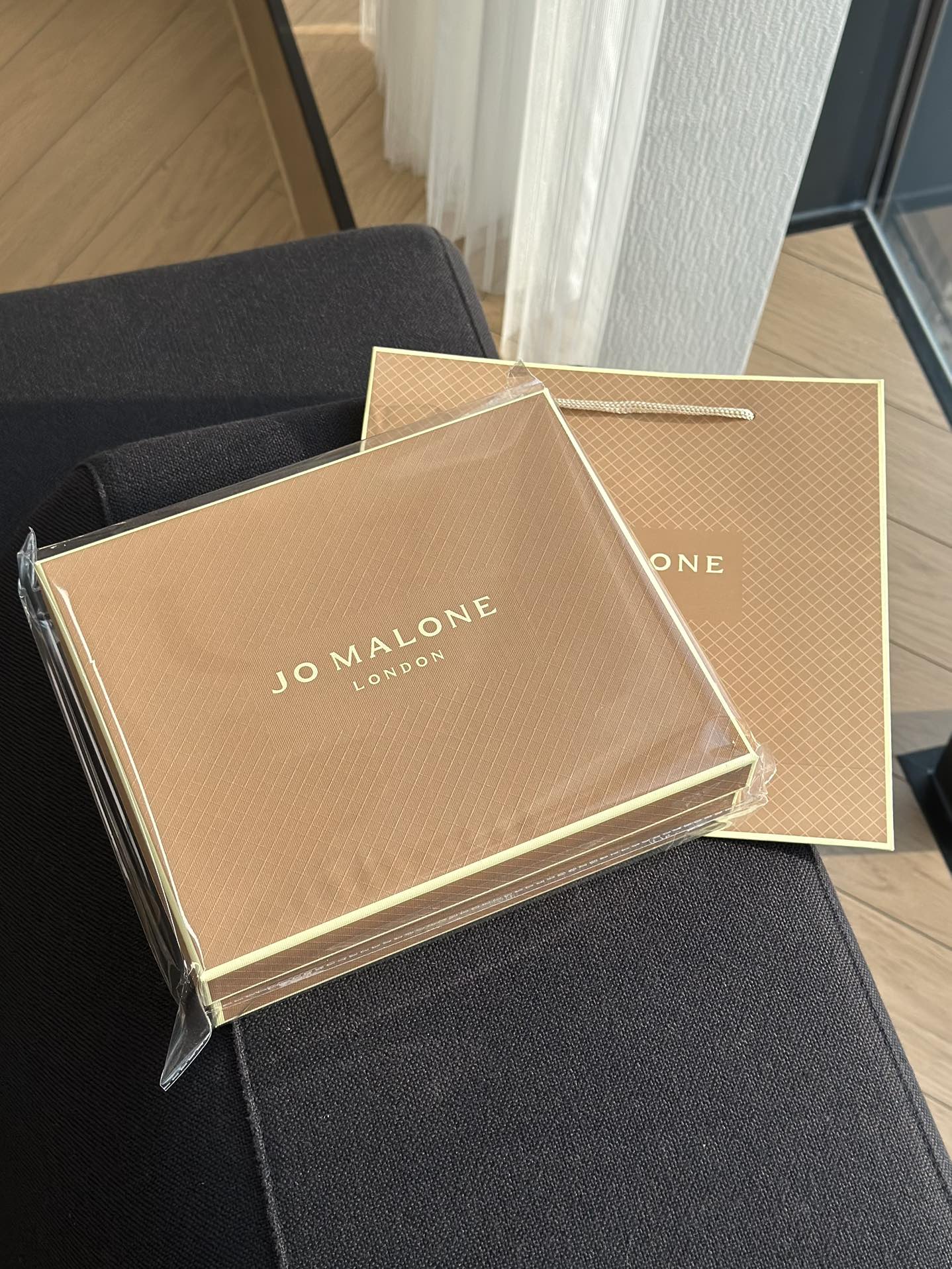 NO:810575,Jo Malone London's Wild Bluebell series is well-loved for its fresh and elegant fragrance. The three-piece set (shower gel, body lotion, sage and sea salt perfume) is a very popular skin care fragrance combination, perfect for daily use or as a gift! Jo Malone is known for its 'elegantness' and its fragrance lasts very long! The superimposed use of shower gel and body lotion can prolong the fragrance~ The shower gel is gentle and cleansing, has fine foam, has an elegant fragrance, and the skin is not tight after washing. The body lotion is light in texture, absorbs quickly, and is super moisturizing! ! This perfume is highly recommended for those who like something lighter! It does not belong to that kind of girly fragrance, nor is it a particularly charming fragrance. It has a faint smell of sea salt, mixed with the fragrance of natural vegetation. It is a veritable sea salt series! ! ! , toiletries19860909祖玛珑（Jo Malone London）的蓝风铃（Wild Bluebell）系列以其清新淡雅的香气备受喜爱,三件套（沐浴露、身体乳、鼠尾草与海盐香水）是非常受欢迎的洗护香氛组合,非常适合日常使用或作为礼物！祖玛珑以“淡雅”著称,留香时间超持久！沐浴露和身体乳叠加使用可延长留香～ 沐浴露温和清洁,泡沫细腻,留香淡雅,洗后皮肤不紧绷.  身体乳质地轻盈,吸收快,滋润度超好！！ 香水非常推荐喜欢清淡些的姐妹！它不属于那种少女香,也不是特别妩媚的香气.有股淡淡的海盐的味道,混合着丝丝自然草木的香.算是名副其实的海盐系列了！！！,洗护用品,accessory