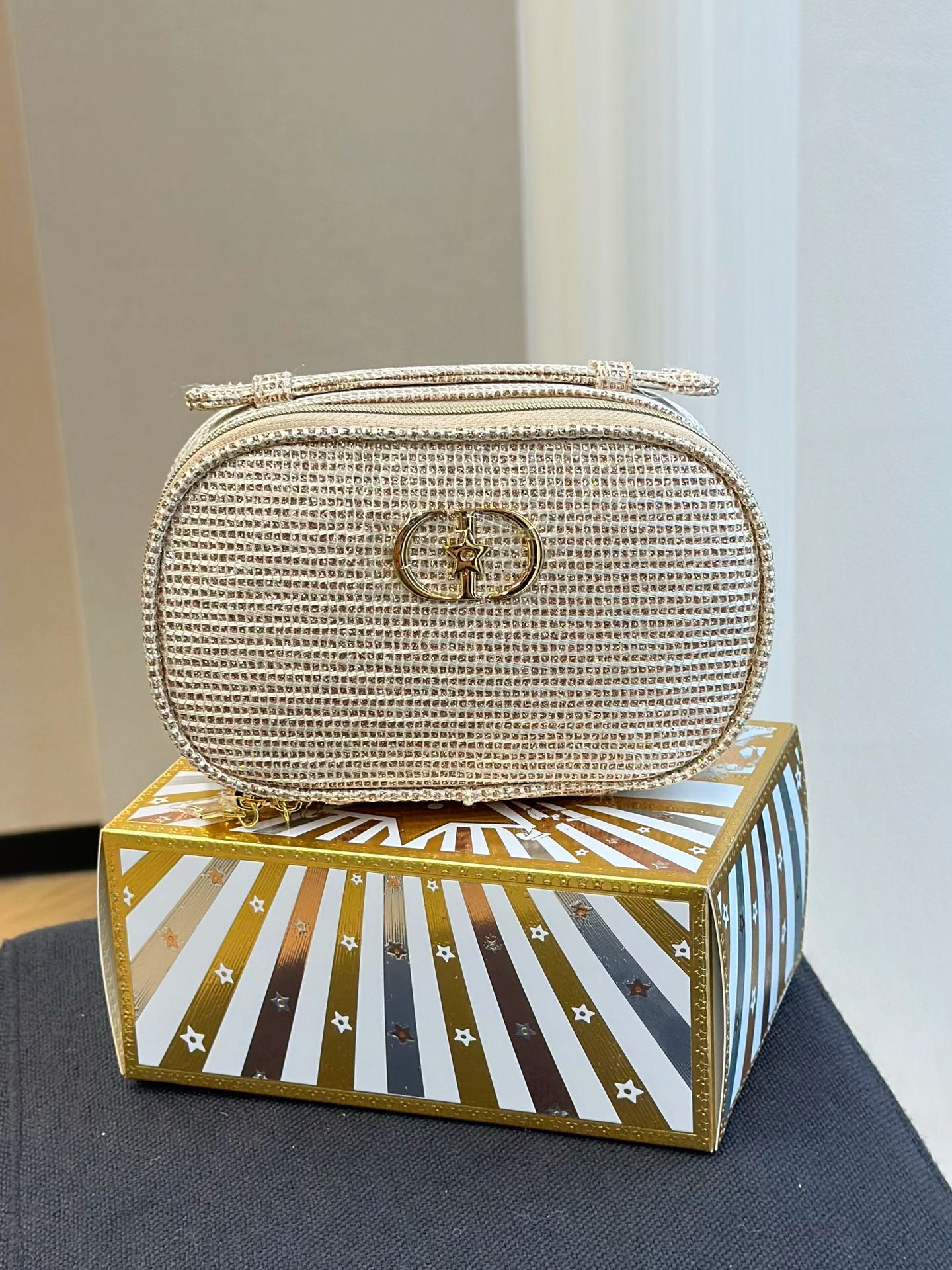 NO:810602,The body of the bag is studded with sparkling diamonds, giving it the gilt texture of bulingbuling. The center is decorated with a golden CD brand logo with star elements. It adopts an oval bag design and is matched with handles made of the same material. The overall look is luxurious and exquisite!  It is both practical and decorative. It can be used to store beauty products, and can also be used as a fashion accessory to match styling, toiletries, and makeup.19860909包身满缀闪钻,呈现bulingbuling的鎏金质感,中央饰有带星星元素的金色CD品牌标识,采用椭圆形包型设计,搭配同材质提手,整体奢华精致！兼具实用性与装饰性,可用于收纳美妆用品,也可作为时尚配饰搭配造型,洗护用品彩妆,accessory