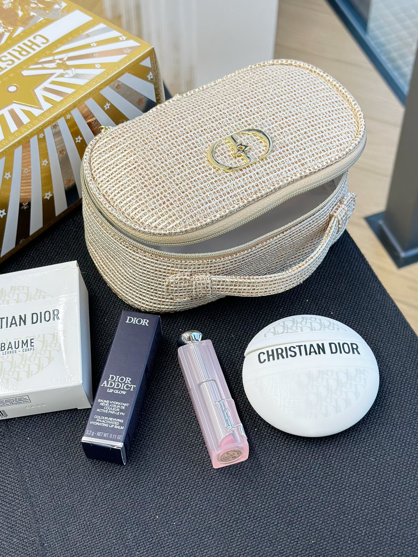 NO:810599,There are two trump cards hidden in the gift box: Presbyopia Hand Cream 50ml, the best in luxury repair!  !  !  Dior Lipstick #01 is pink and looks like a gentle and sweet girl on your lips!  !  !  , toiletries, makeup, dior, alexander wang19860909礼盒里藏着两大王牌 老花护手霜50ml,奢润修护一把手！！！ 迪奥唇膏#01粉色,上嘴就是温柔甜妹既视感！！！,洗护用品彩妆,dior,alexander wang,accessory