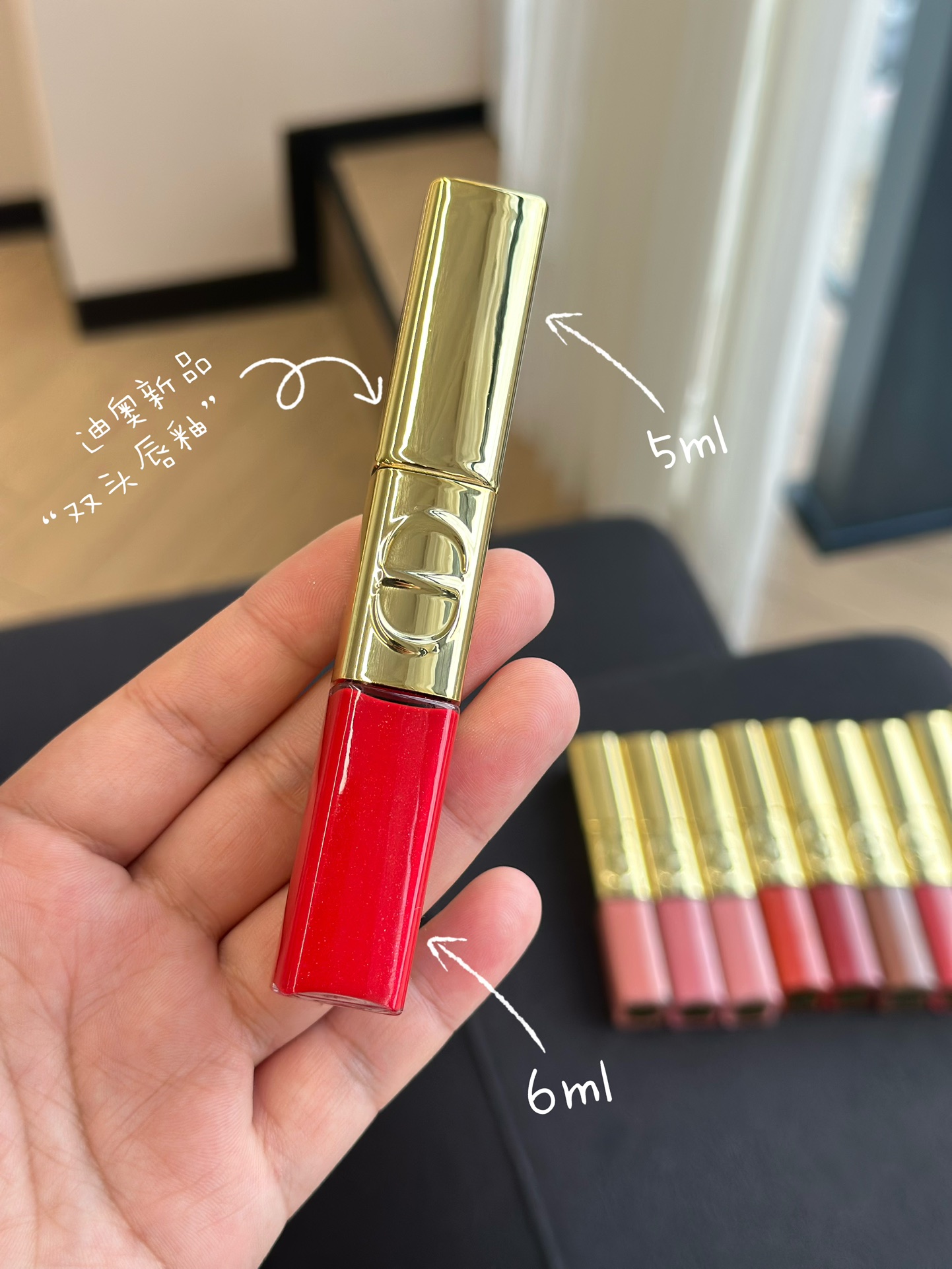 NO:810646,Dior’s 2025 Christmas limited edition double-ended lip glaze is so beautiful that it’s out of the spotlight. It’s a fairy item that’s been snapped up all over the internet, filling the festive atmosphere!  This limited edition gold tube is simply perfect for aesthetics!  The luxurious gold tube body is embellished with the classic CD logo, inspired by the dream circus, and it looks like the entire Christmas star is embedded in the lip gloss!  !  !  , lipstick. lip glaze. lipstick, dior19860909Dior2025圣诞限定双头唇釉直接美到出圈,全网疯抢的神仙单品,节日氛围直接拉满！这次的限定金管简直长在审美尖上！奢金管身缀满经典CD 标识,灵感源自梦幻马戏团,像把整片圣诞星光都嵌在了唇釉上！！！,口红.唇釉.唇膏,dior,accessory