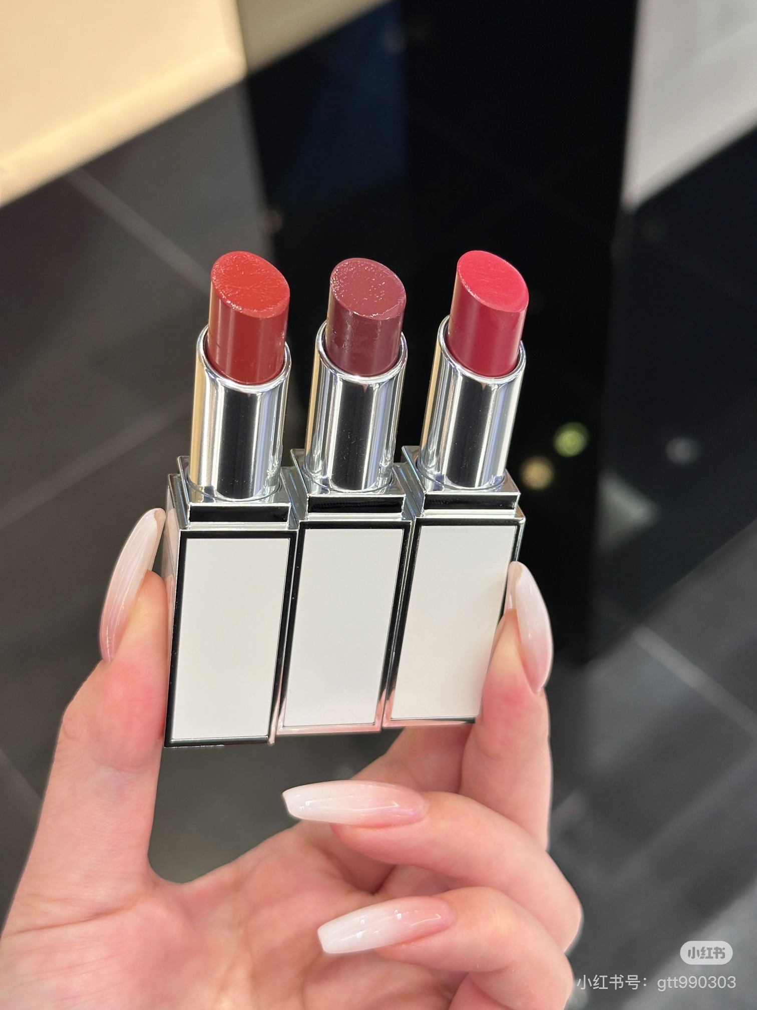 NO:810673,All three shades are gorgeous!  !  !  There are no negative comments after being tested by beauty bloggers!  !  !  It’s all about buying, buying, buying!  !  !  , lipstick. lip glaze. lipstick19860909三款色号都绝美！！！ 美妆博主测评后无一差评！！！ 全部都是买买买！！！,口红.唇釉.唇膏,accessory