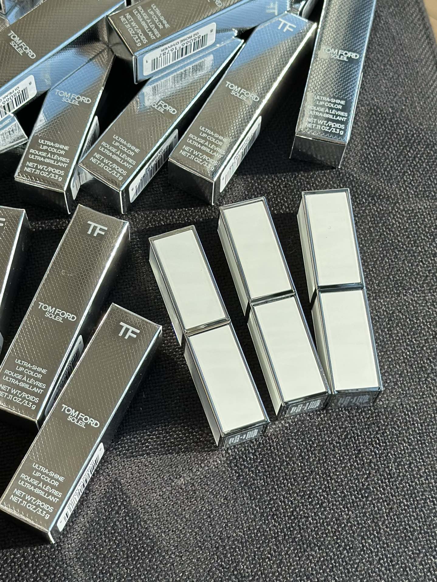 NO:810667,Limited edition thin silver white tube!  !  !  The silver-white mirror shell is so beautiful that it makes you speechless. Holding it in your hand is like holding a piece of ice and snow gem, filling you with a Christmas atmosphere!  !  !  , lipstick. lip glaze. lipstick19860909限定细银白管！！！ 银白镜面外壳直接美到失语 拿在手里像握着一块冰雪宝石 圣诞氛围感拉满！！！,口红.唇釉.唇膏,accessory