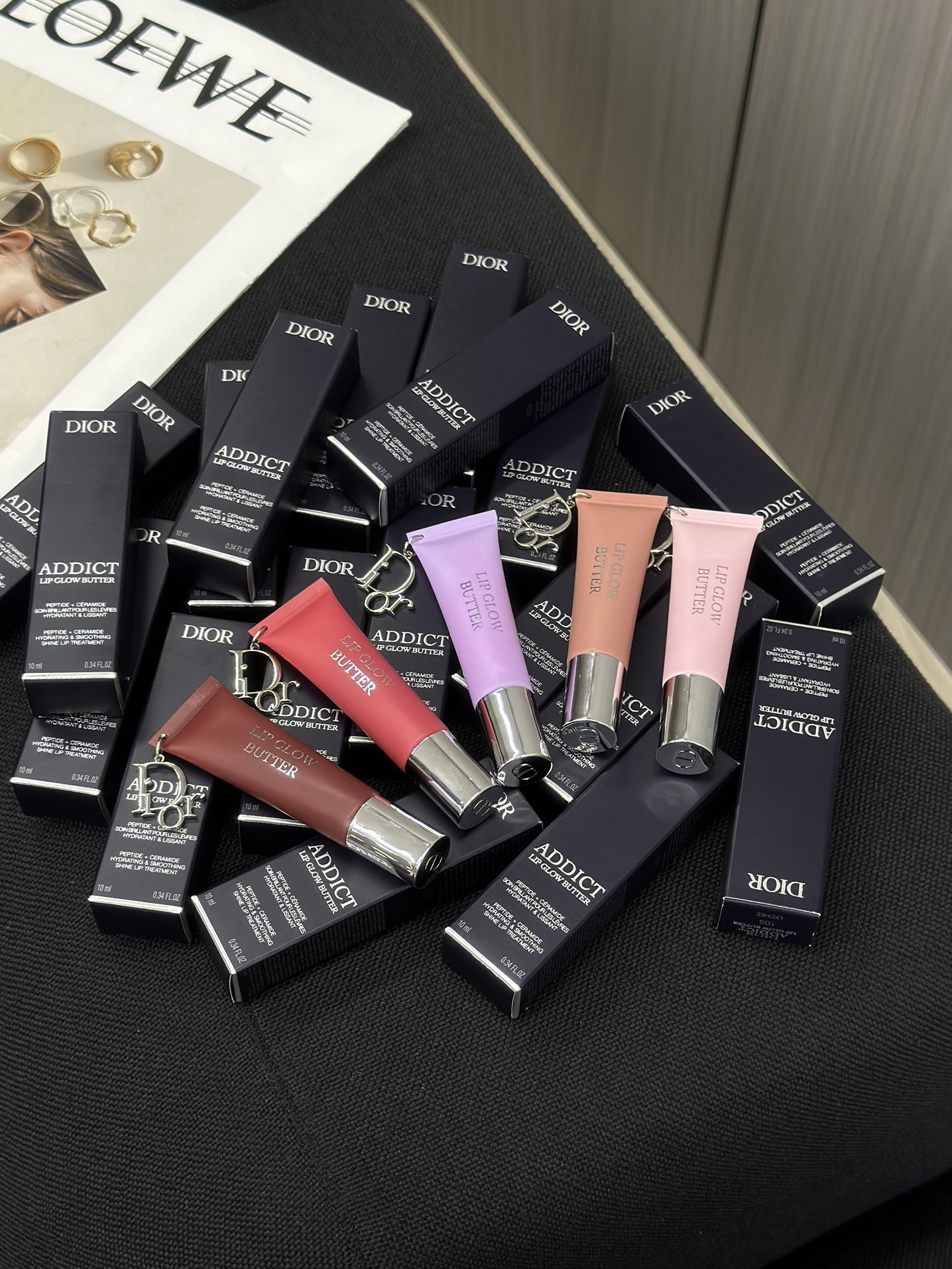 NO:810743,Dior's new 'Temptation Glow Lip Gloss'!  !  !  This lip gloss not only has a mirror-like watery texture, but also contains hyaluronic acid essence, making your lips instantly plump and moisturized with just one swipe. It can also intelligently adjust color according to body temperature to create your own natural pink lips~, lipstick, lip glaze, lipstick, dior19860909Dior全新「诱惑焕彩润唇蜜」！！！ 这款润唇蜜不仅拥有镜面水光质感,更添加玻尿酸精华,一抹双唇立即饱满水润,还能根据体温智能调色,打造专属你的自然粉嫩唇～,口红.唇釉.唇膏,dior,accessory