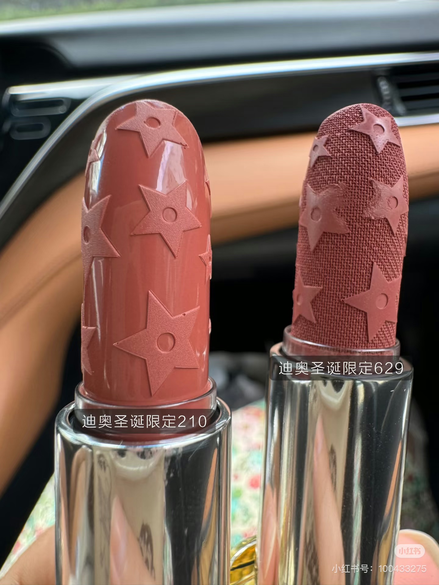 NO:810810,Dior’s limited edition gold tube for Christmas is crazy. All the most popular color numbers are here, and you can wear it with your eyes closed without stepping on the thunder. The upper lip silk is so smooth that it feels like a cloud kissing the lips. It is moisturizing and does not dry out. It is so comfortable that you want to weld it on your mouth!  The gilt case feels heavy and high-end in your hand. Apply it during the New Year and you will be the most noble person in the audience!  !  !  , lipstick. lip glaze. lipstick, dior19860909迪奥圣诞限定金管杀疯了 人气王色号全员到齐,闭眼入都不踩雷 上唇丝滑到像云朵吻过唇瓣,滋润不拔干,舒服到想焊在嘴上！鎏金外壳拿在手里沉甸甸的高级感,新年涂它,你就是全场贵气C位！！！,口红.唇釉.唇膏,dior,accessory